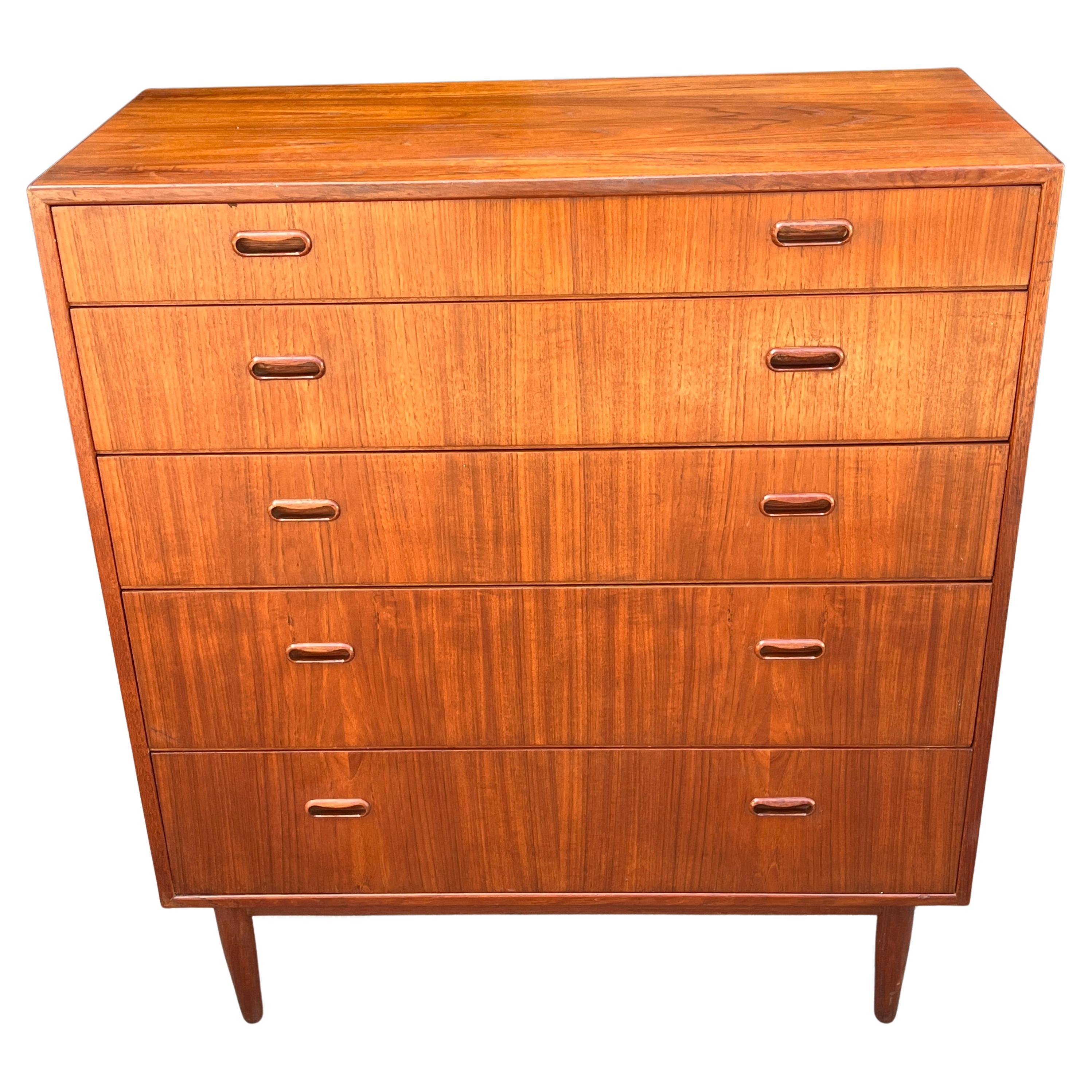 Beautiful Mid-century Teak Danish Dresser Chest of Drawers In Good Condition In BROOKLYN, NY