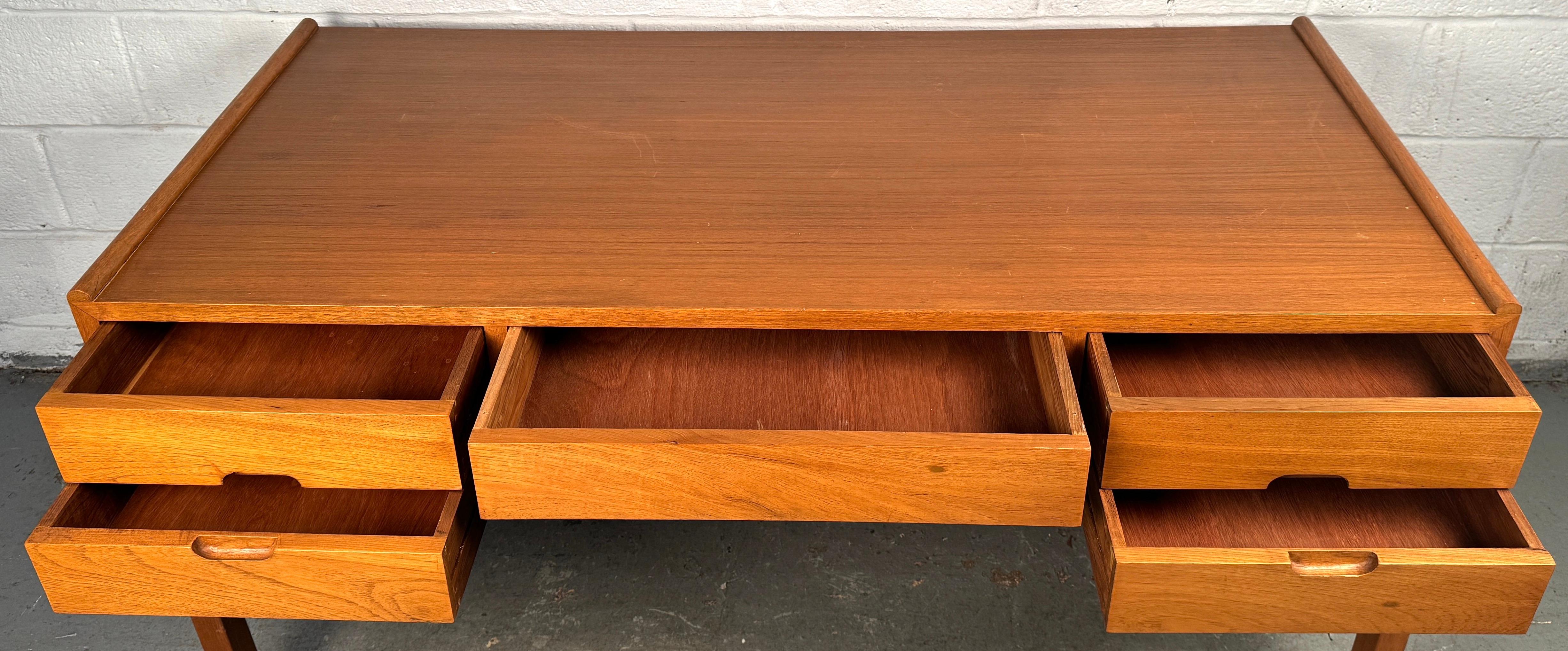 Beautiful Mid-Century Teak Desk by Arne Wahl Iversen en vente 4