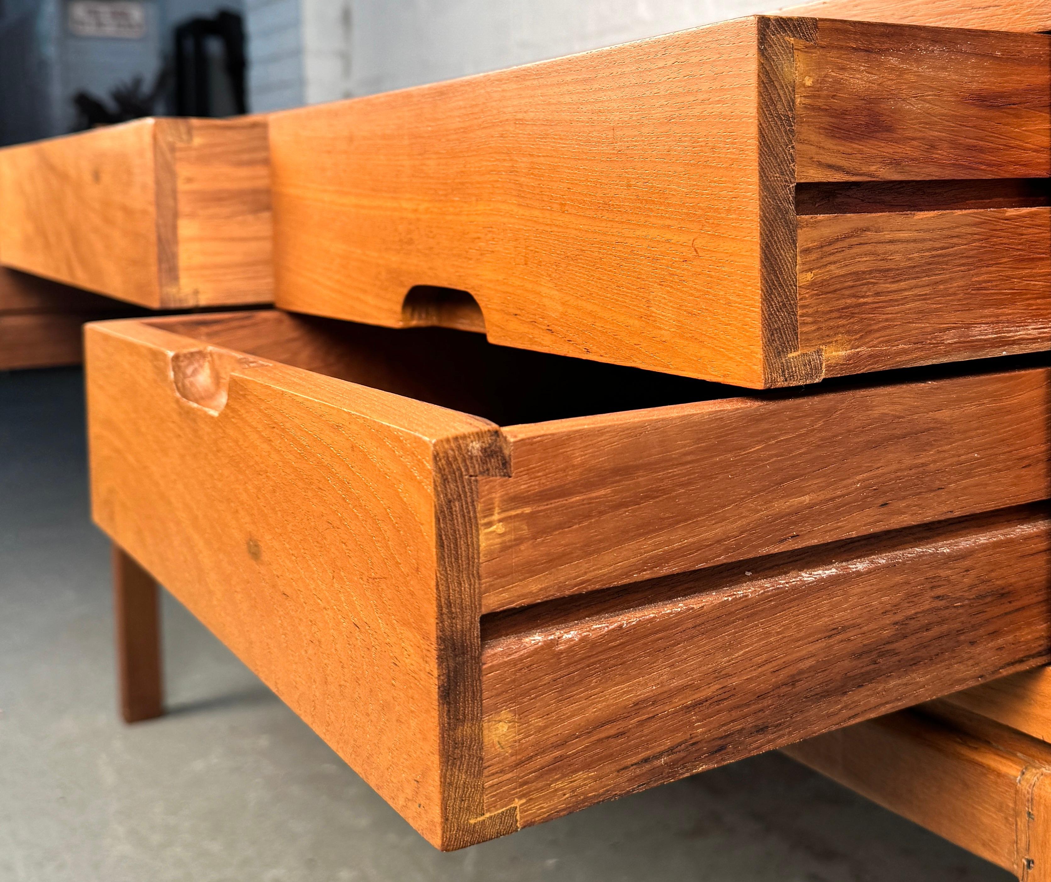 Beautiful Mid-Century Teak Desk by Arne Wahl Iversen en vente 6