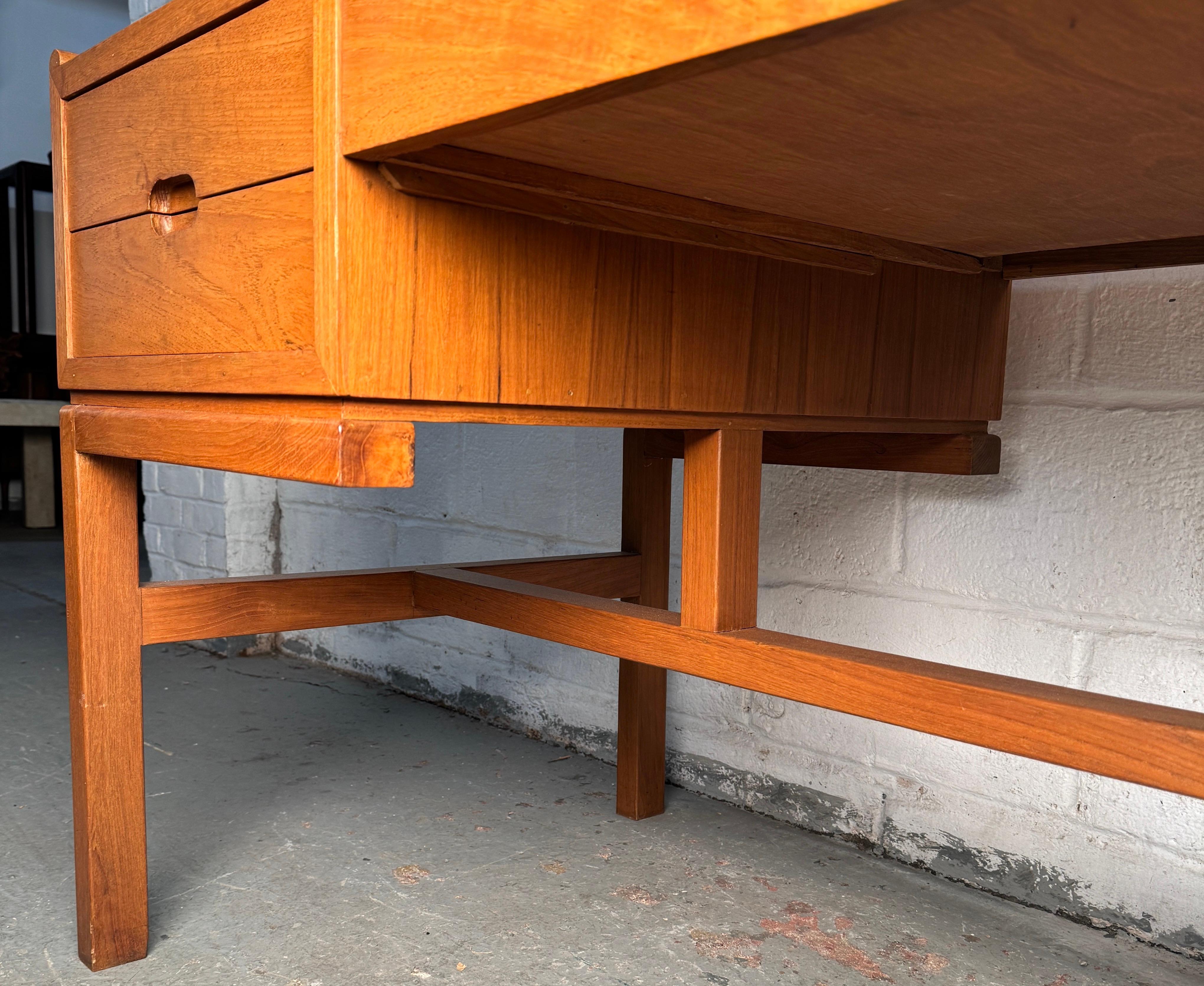 Beautiful Mid-Century Teak Desk by Arne Wahl Iversen en vente 7