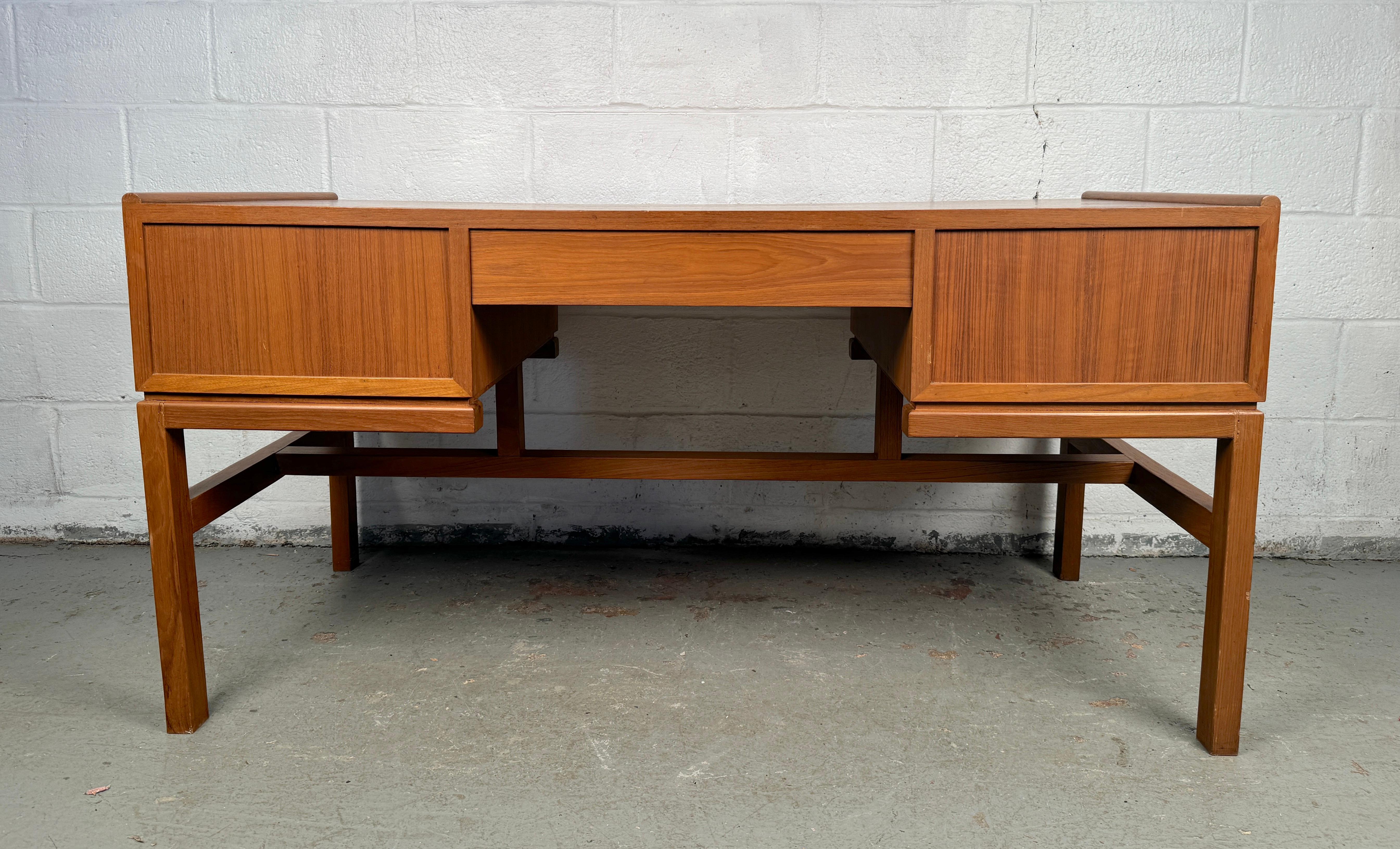 Beautiful Mid-Century Teak Desk by Arne Wahl Iversen en vente 14