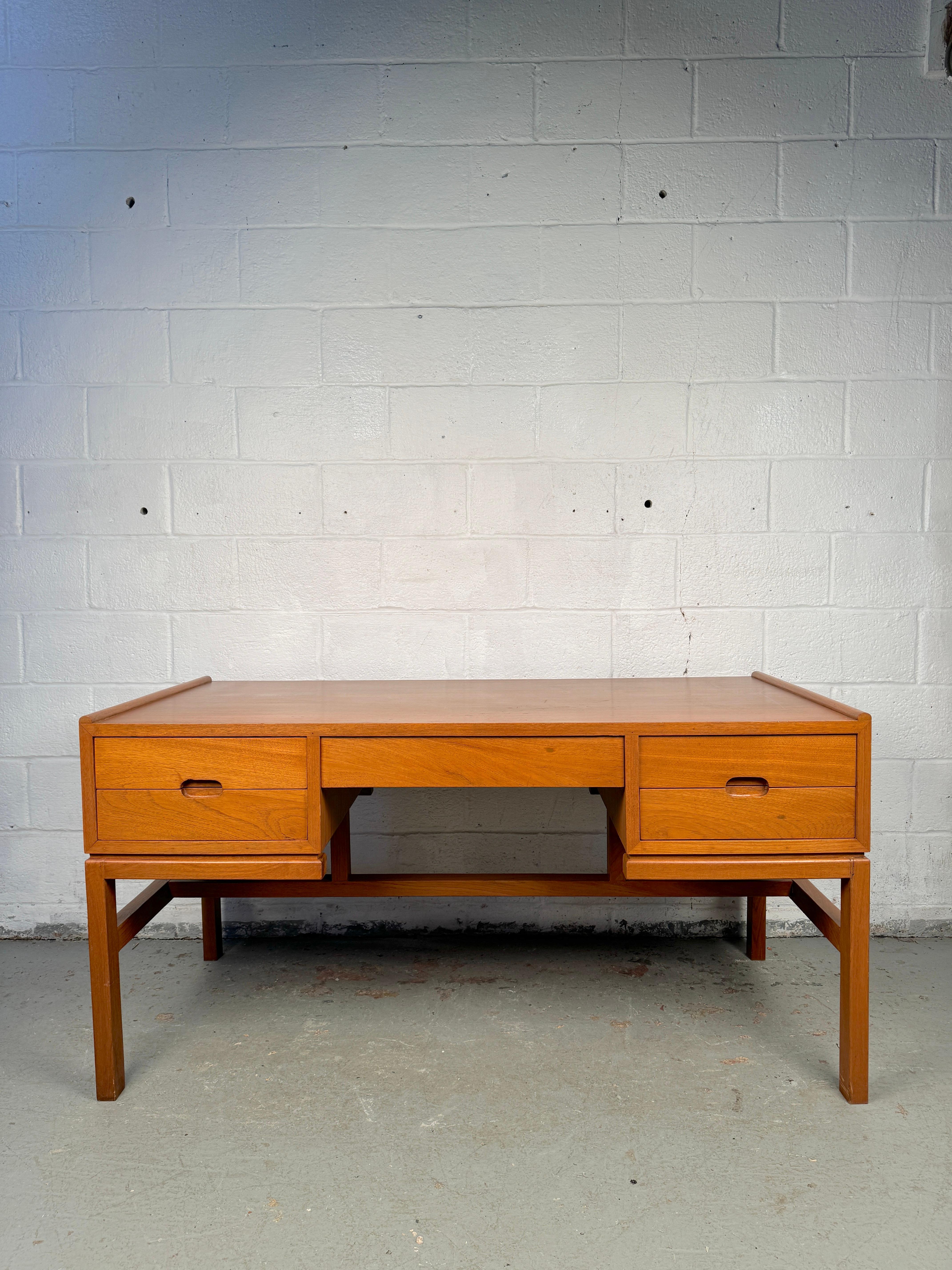 Mid-Century Modern Beautiful Mid-Century Teak Desk by Arne Wahl Iversen en vente