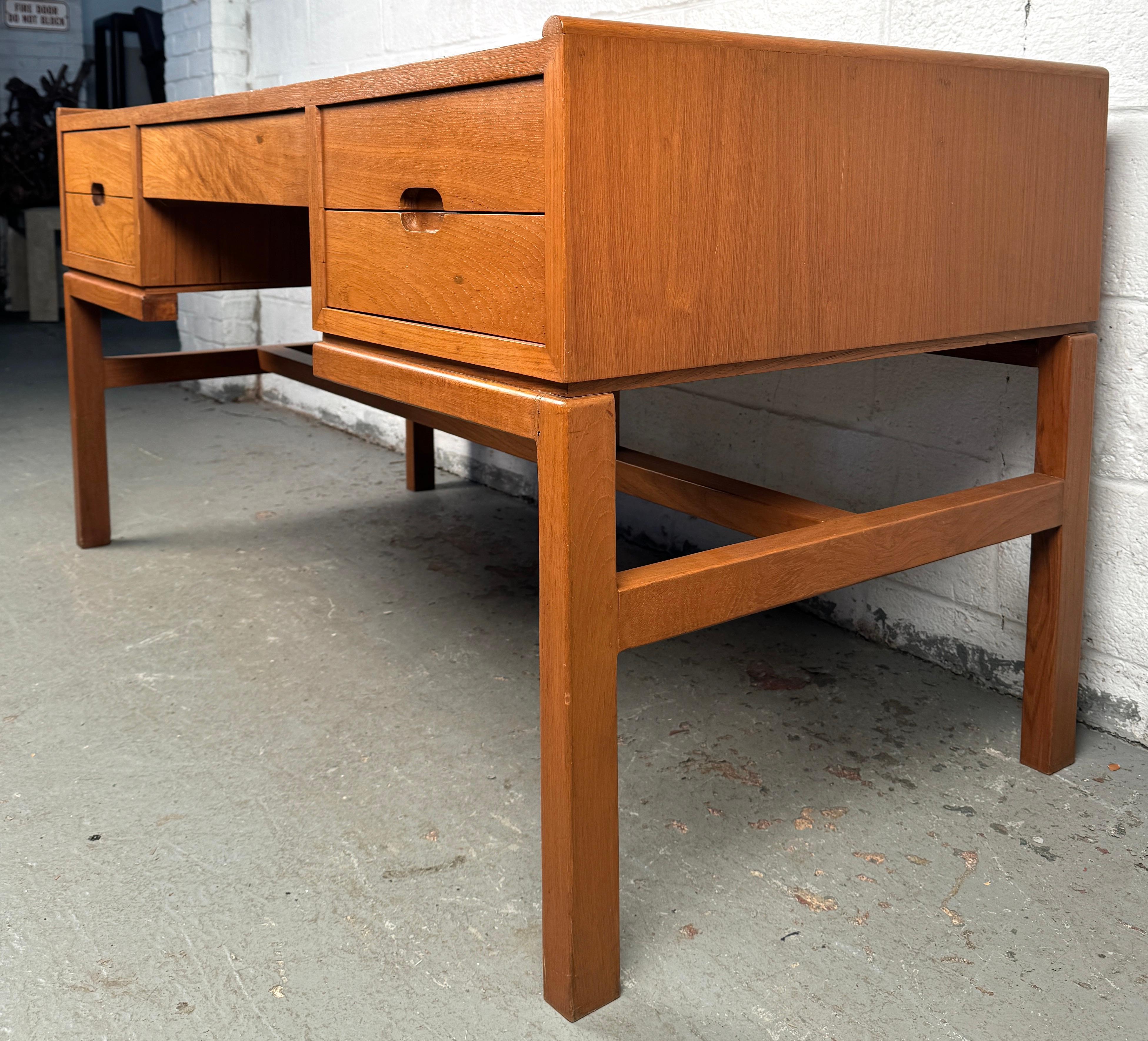 Beautiful Mid-Century Teak Desk by Arne Wahl Iversen Bon état - En vente à Brooklyn, NY