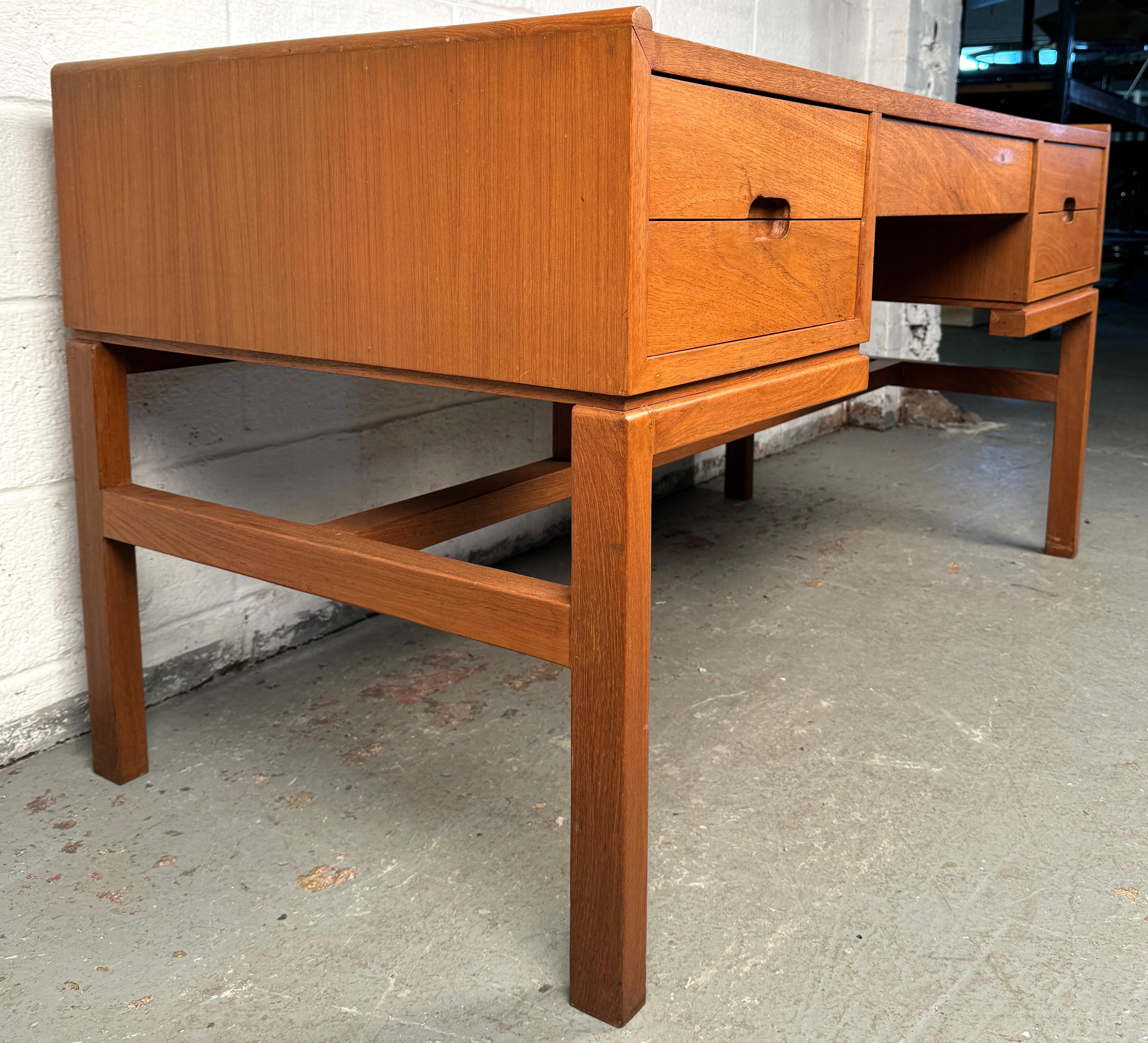 20ième siècle Beautiful Mid-Century Teak Desk by Arne Wahl Iversen en vente