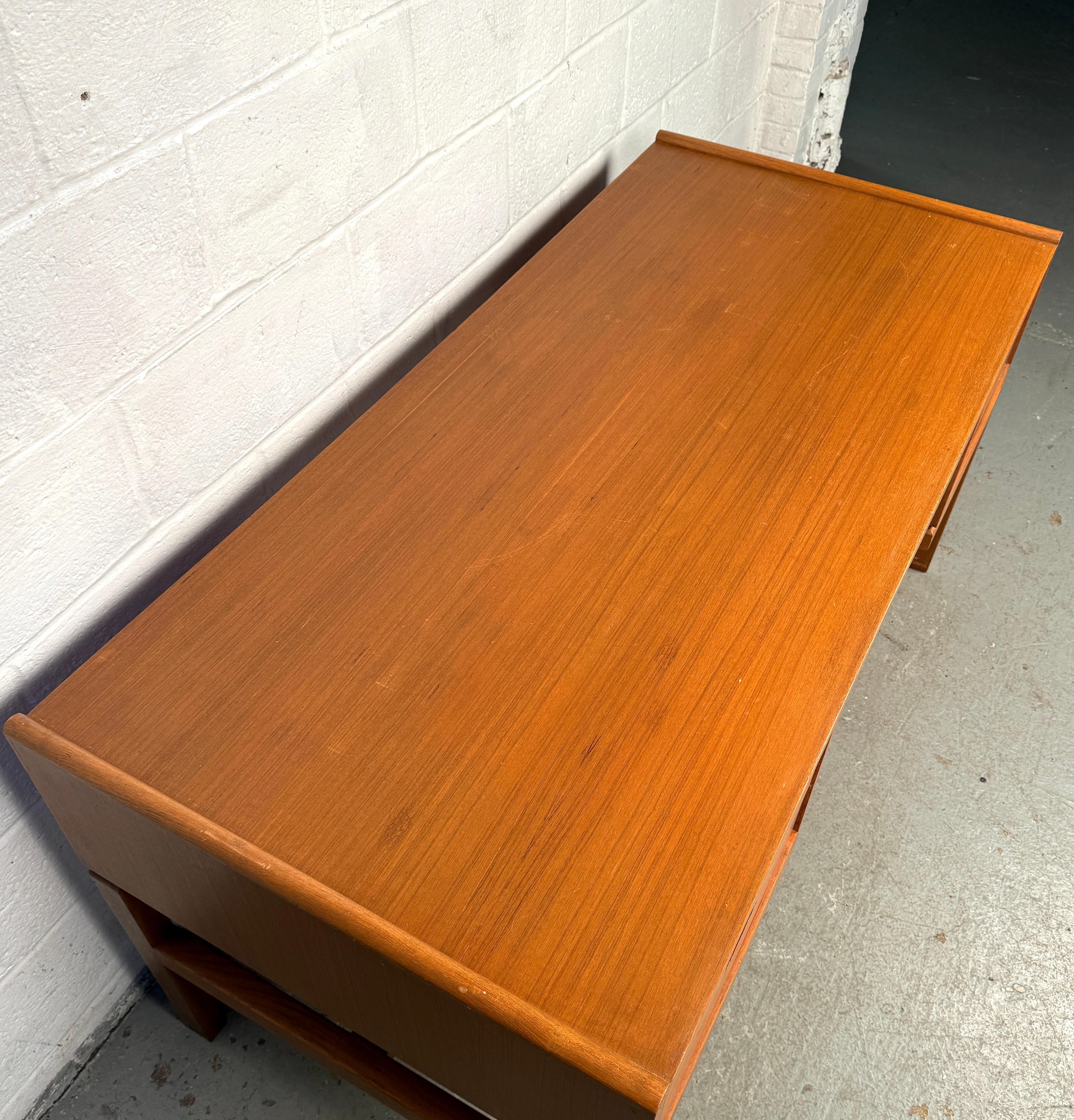 Teck Beautiful Mid-Century Teak Desk by Arne Wahl Iversen en vente