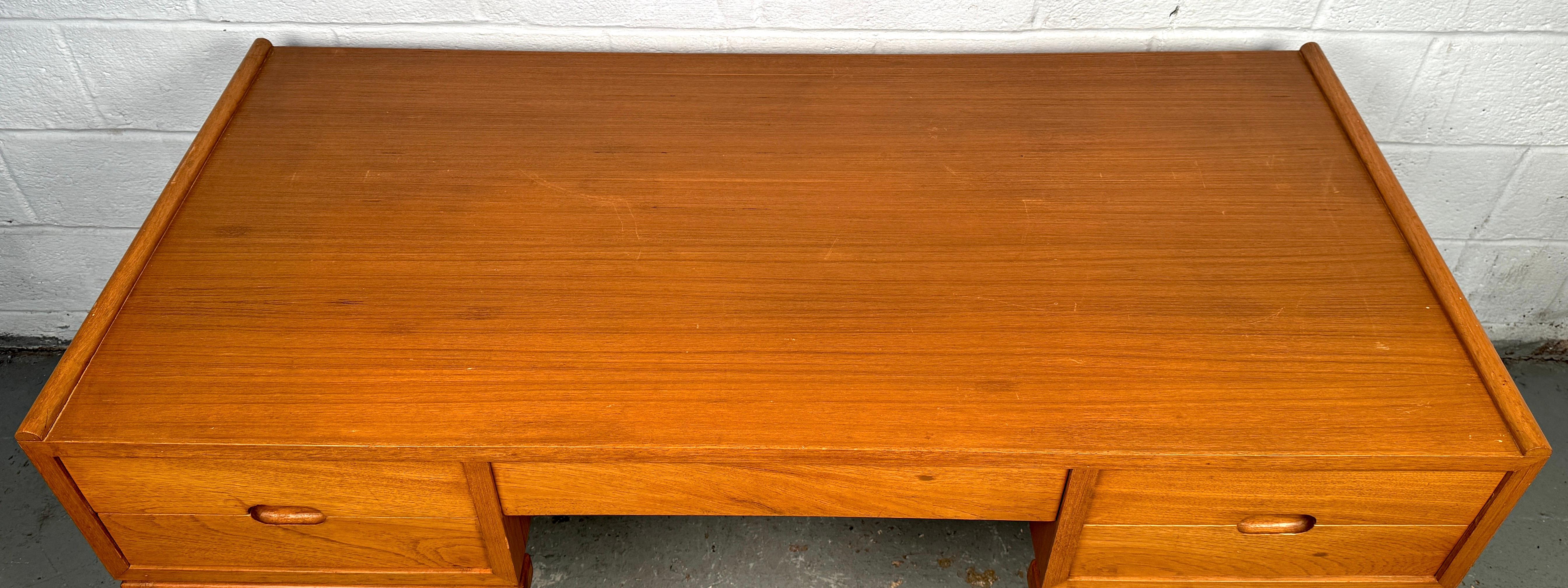Beautiful Mid-Century Teak Desk by Arne Wahl Iversen en vente 1