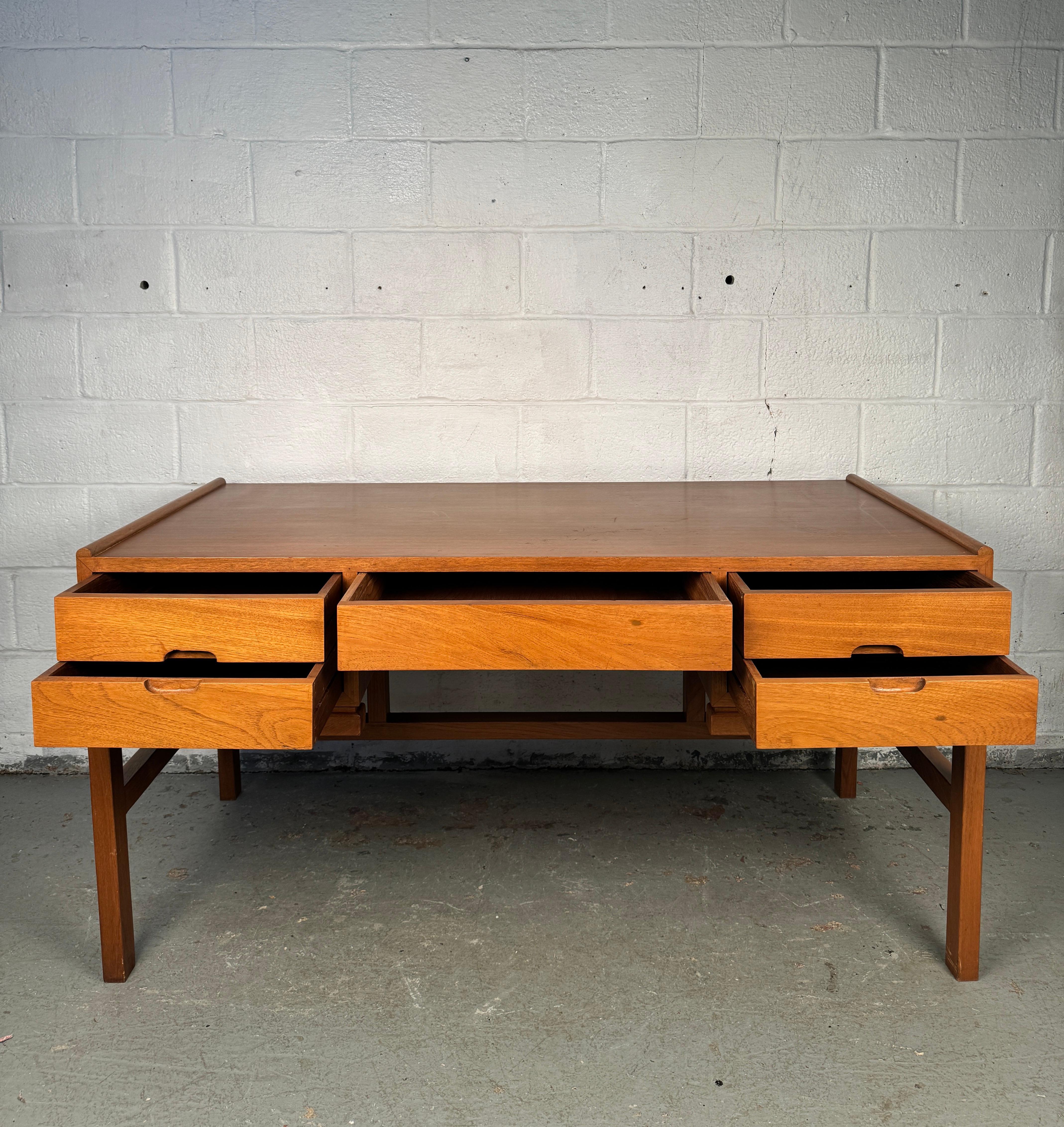 Beautiful Mid-Century Teak Desk by Arne Wahl Iversen en vente 2