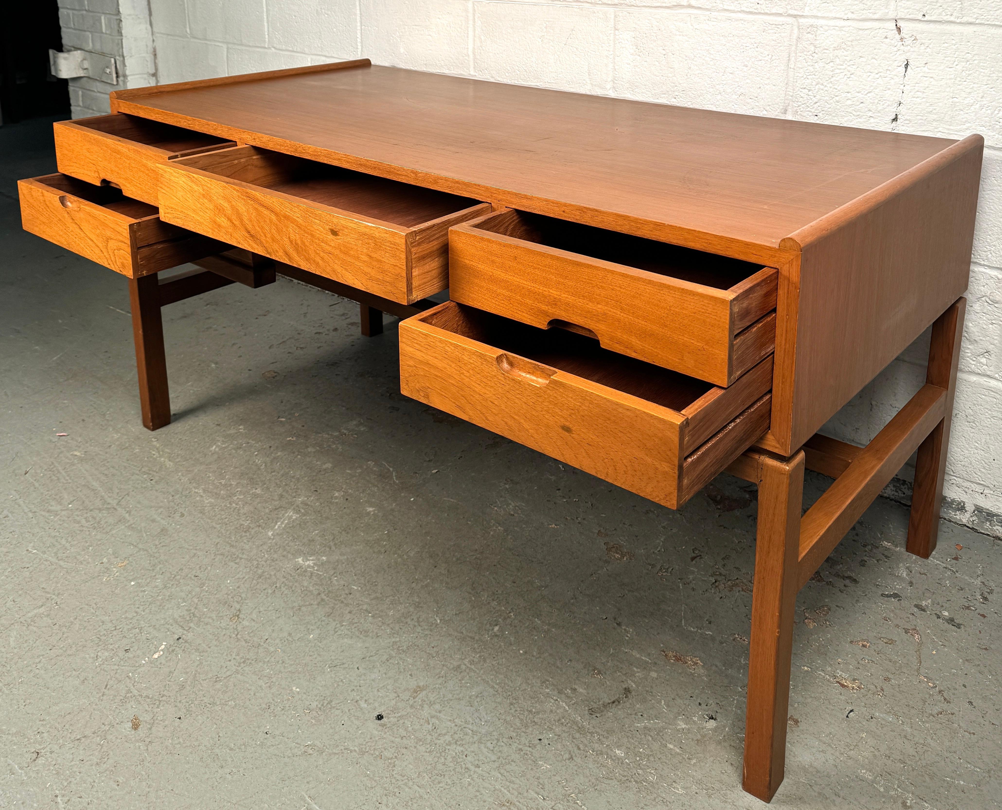 Beautiful Mid-Century Teak Desk by Arne Wahl Iversen en vente 3