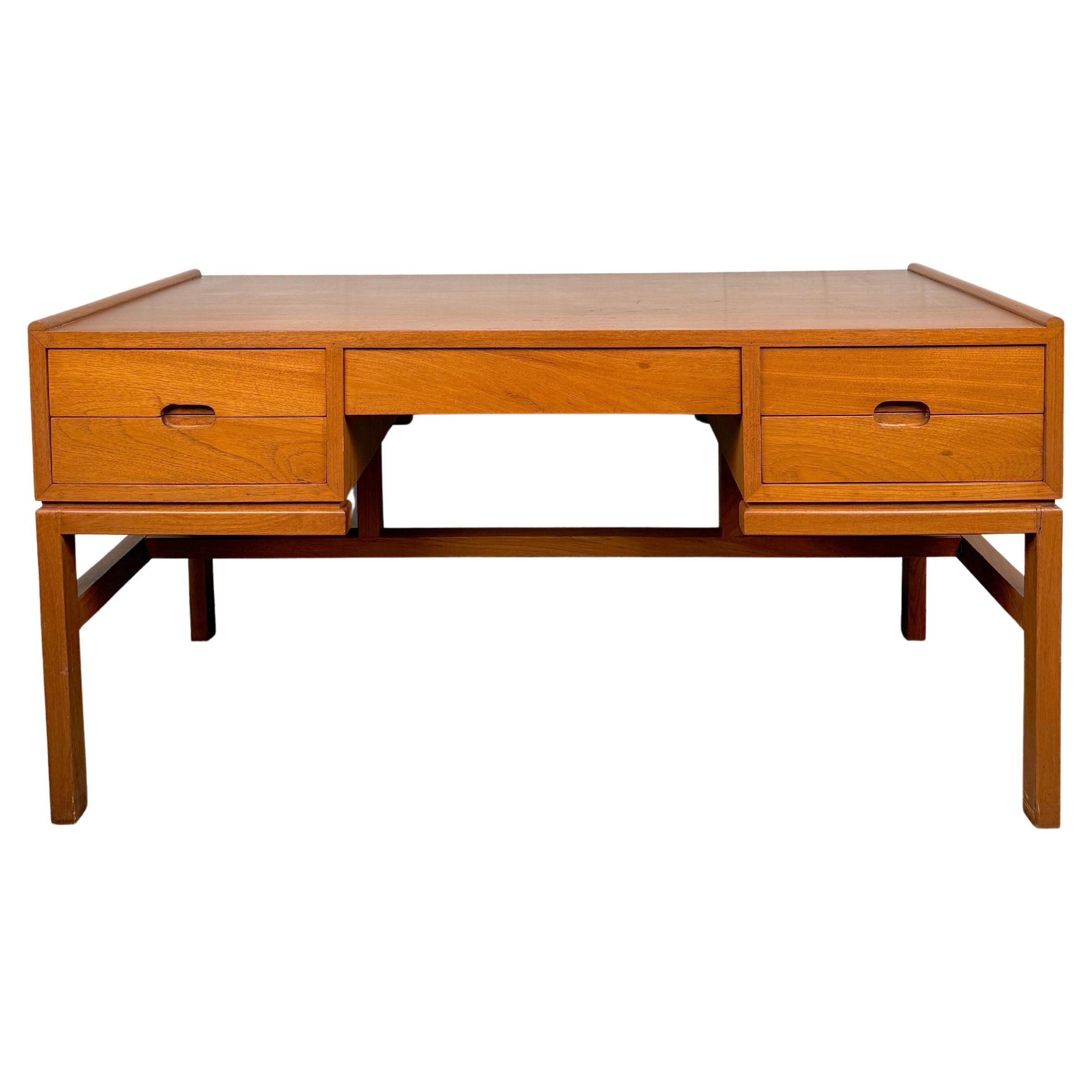 Beautiful Mid-Century Teak Desk by Arne Wahl Iversen en vente
