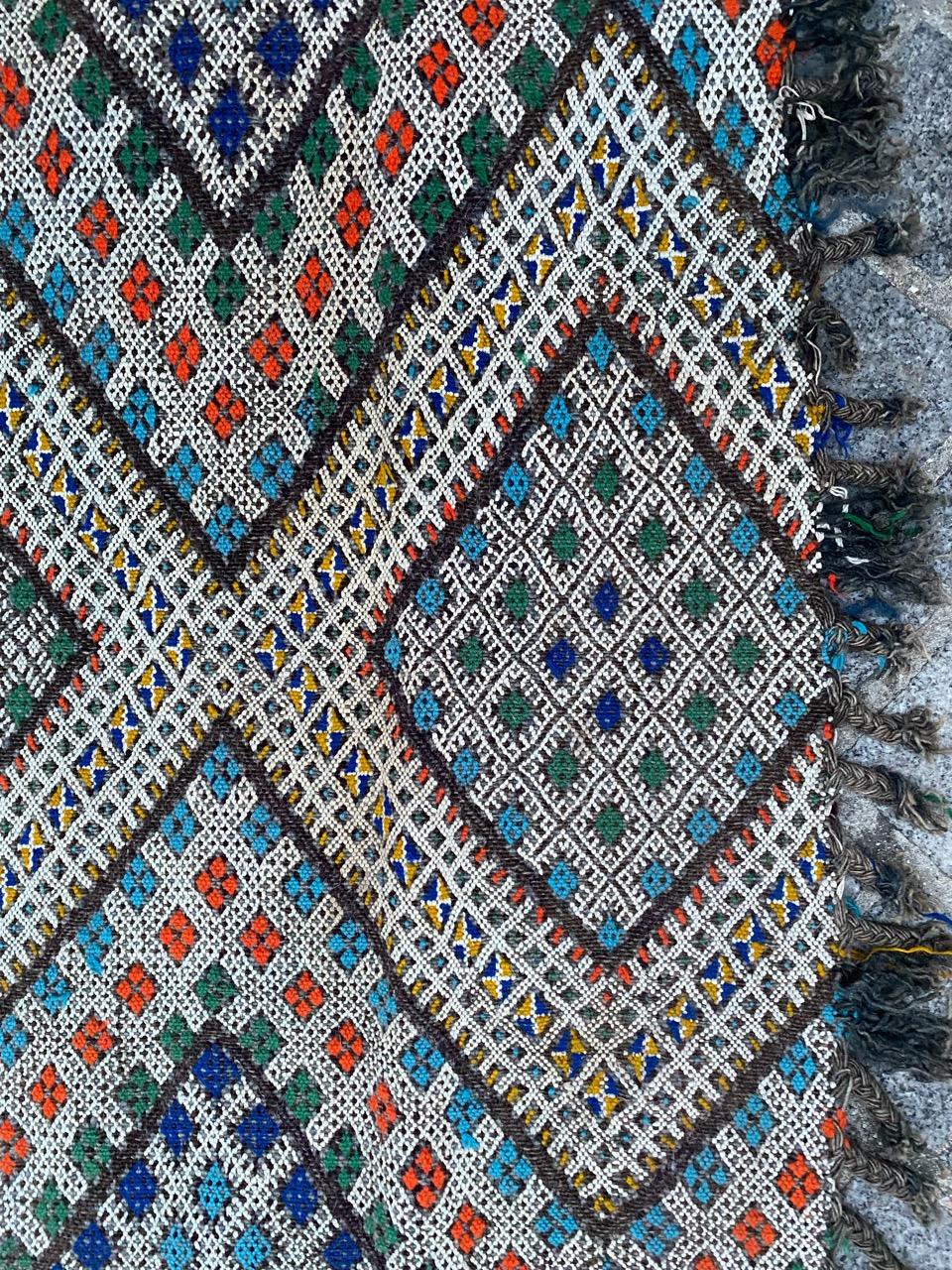 Preciosa alfombra marroquí bereber tribal de mediados de siglo de Bobyrug Marroquí en venta