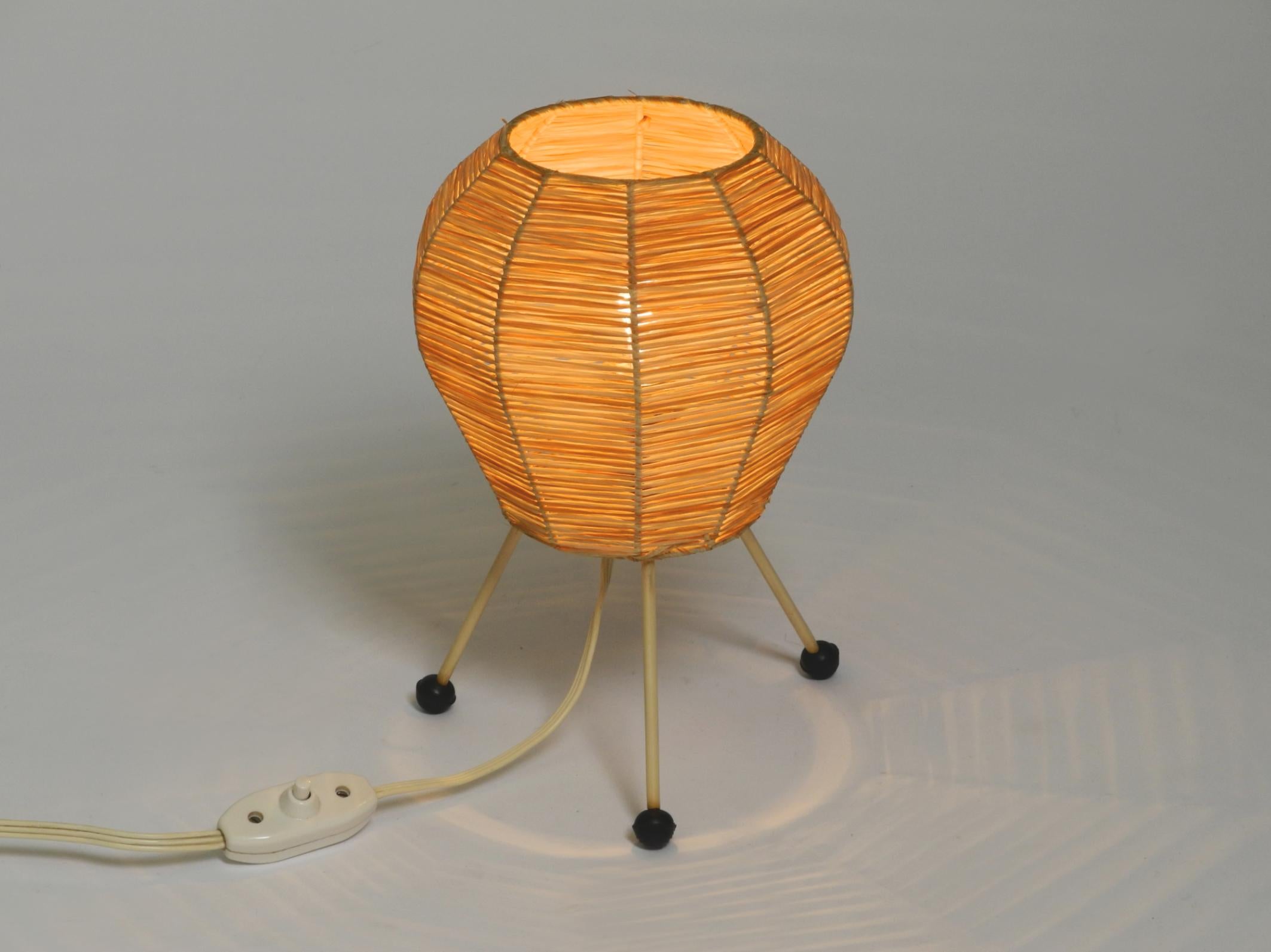 Beautiful Mid Century tripod raffia bast table night lamp in very good condition For Sale 5