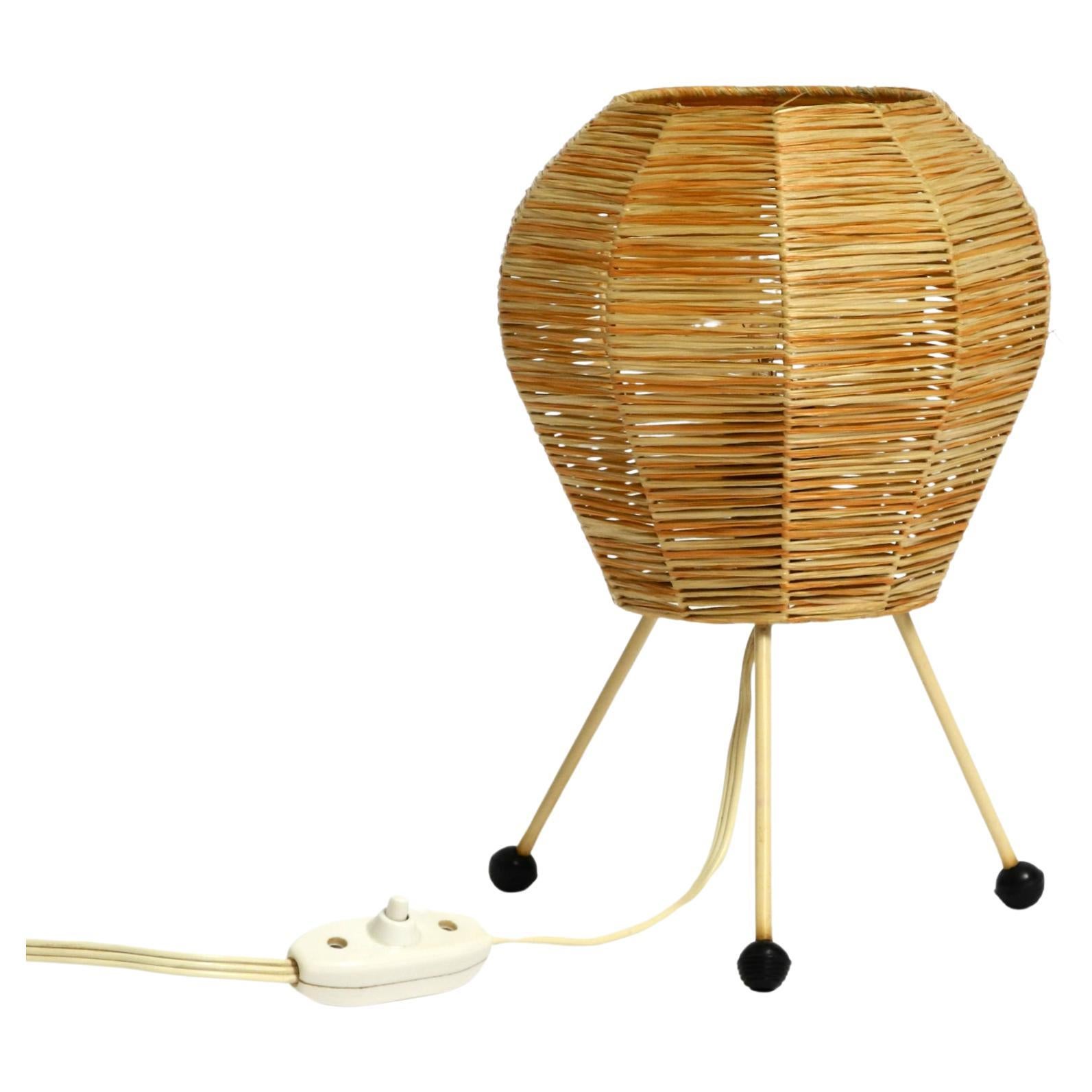 Beautiful Mid Century tripod raffia bast table night lamp in very good condition For Sale