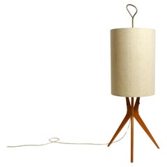Magnifique lampadaire tripode en bois de noyer du milieu du siècle avec grand abat-jour en tissu