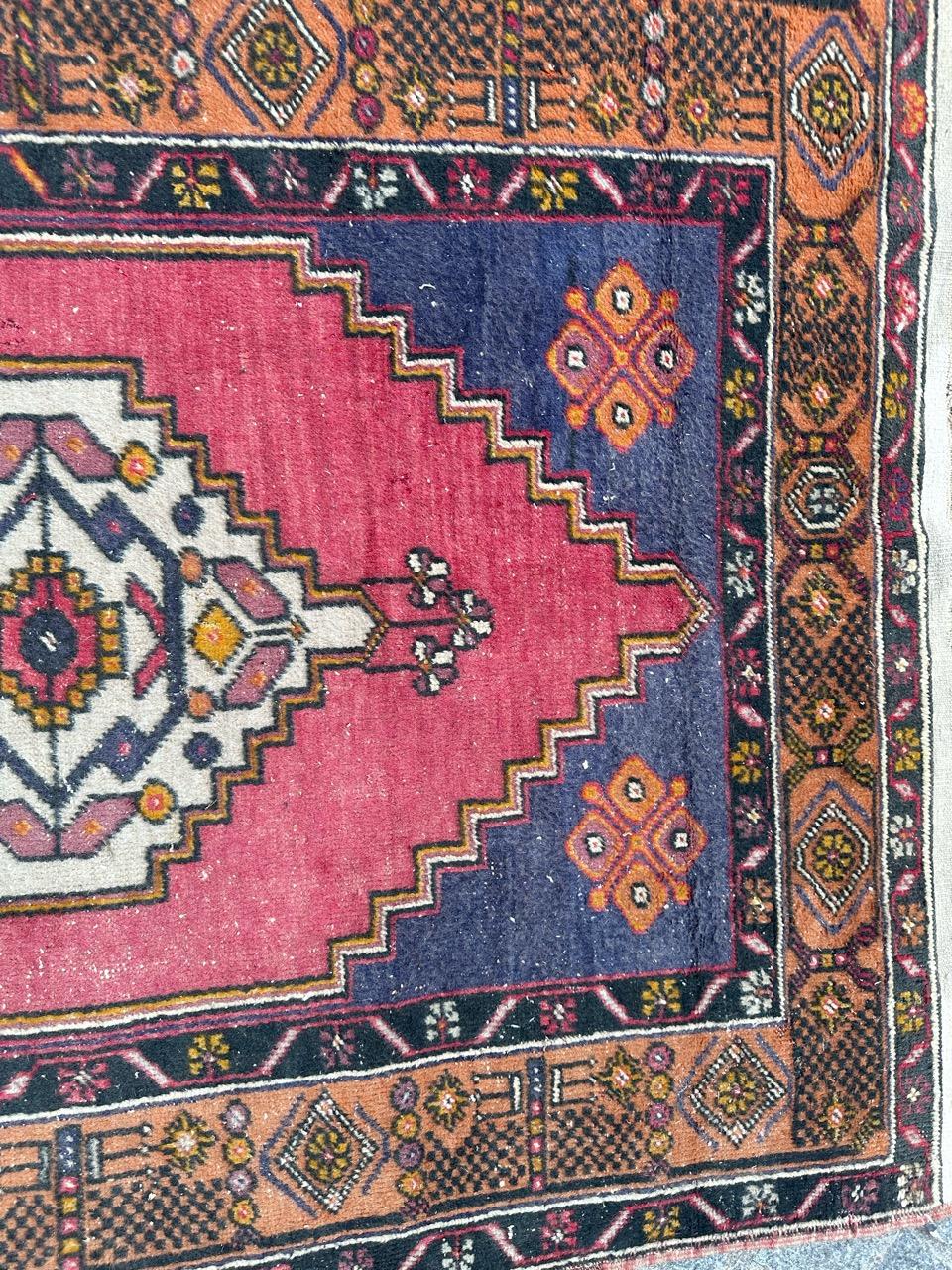 Beautiful mid century Turkish Anatolian rug For Sale 10