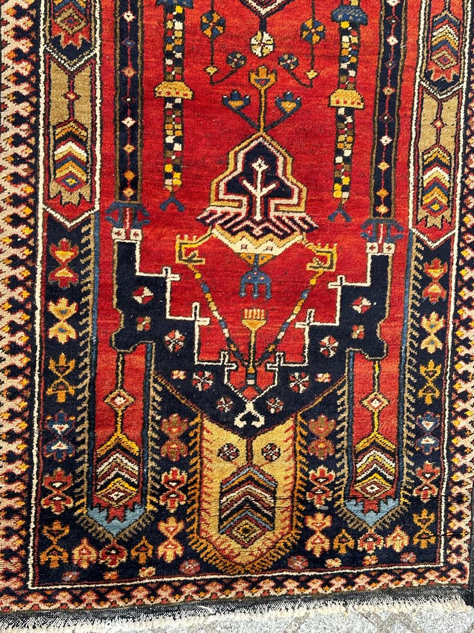 Schöner türkischer Vintage-Teppich mit geometrischem und Tribal-Muster und schönen Farben mit rot, blau, dunkelblau, gelb und weiß, komplett handgeknüpft mit Wolle auf Baumwollbasis.

✨✨✨
