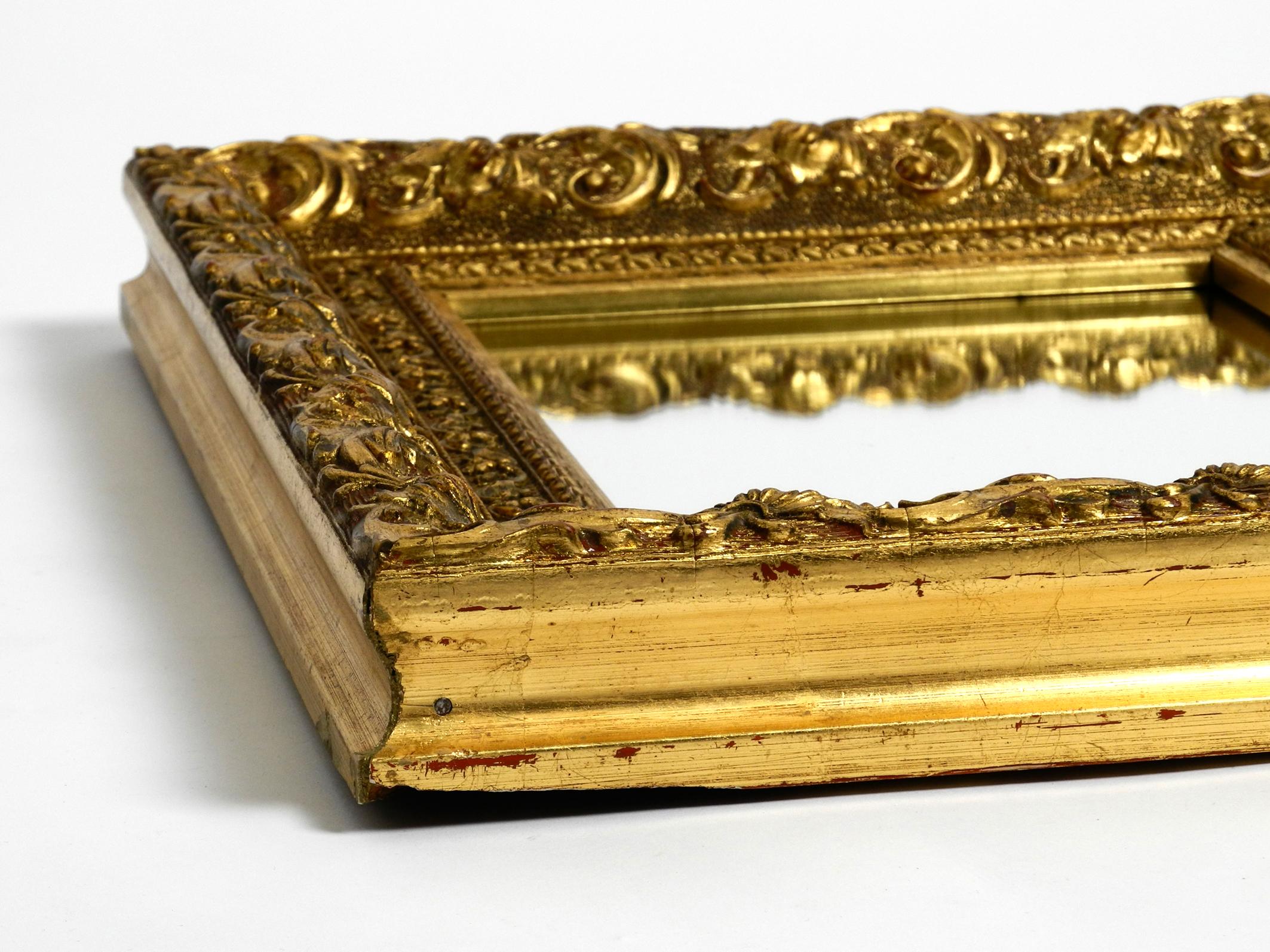Allemand Magnifique miroir mural d'Italie du milieu du siècle dernier avec un cadre orné et plaqué or en vente