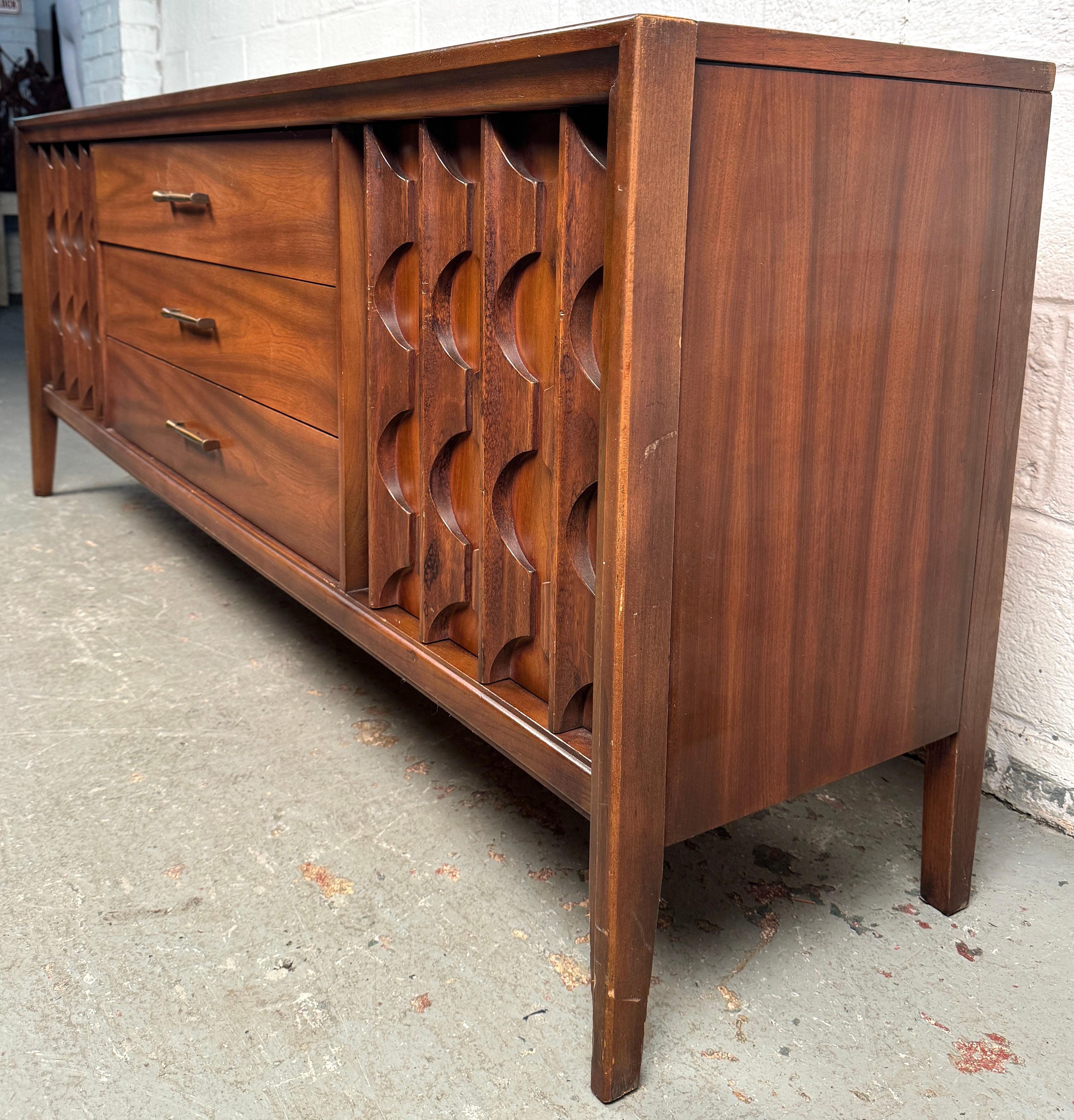Mid-Century Modern Magnifique crédence en noyer du milieu du siècle par Kent Coffey en vente