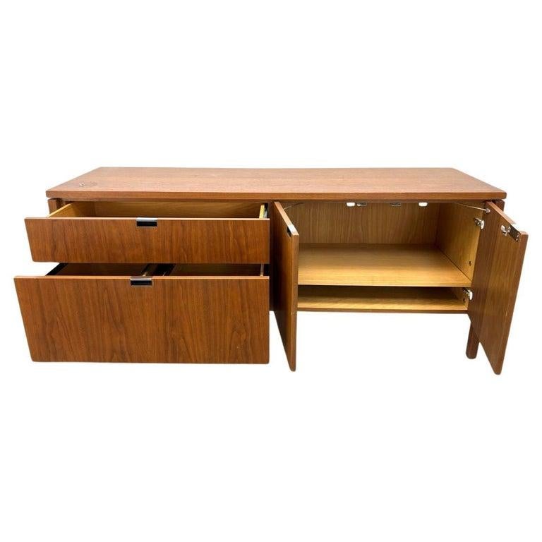 Bellissima credenza in noce di Florence Knoll, risalente alla metà del secolo scorso. Con (2) cassetti a sinistra e (2) ante del mobile con un'apertura regolabile.  su una base in noce con tiretti cromati. Elegante e pronto per essere utilizzato in