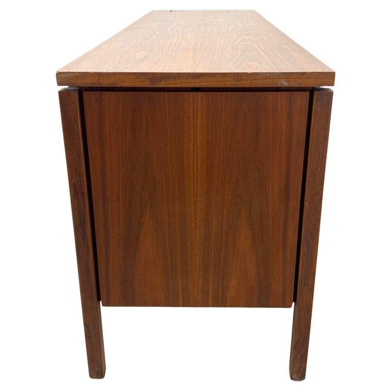 Mid-Century moderno Bellissimo mobile credenza in noce del metà secolo di Florence Knoll in vendita