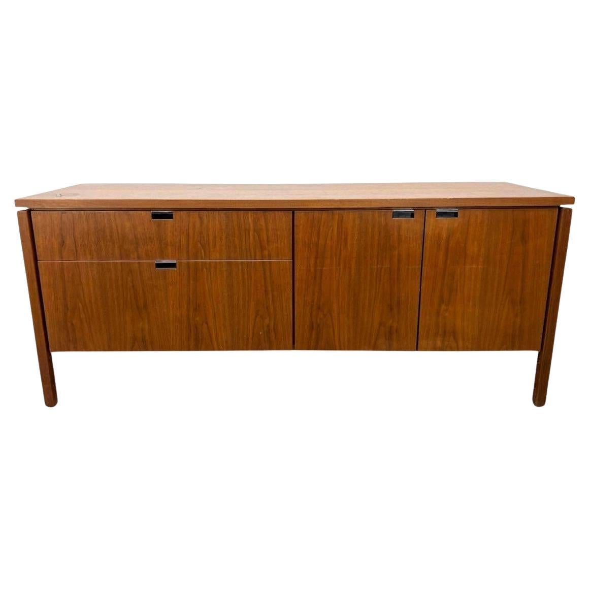 Bellissimo mobile credenza in noce del metà secolo di Florence Knoll