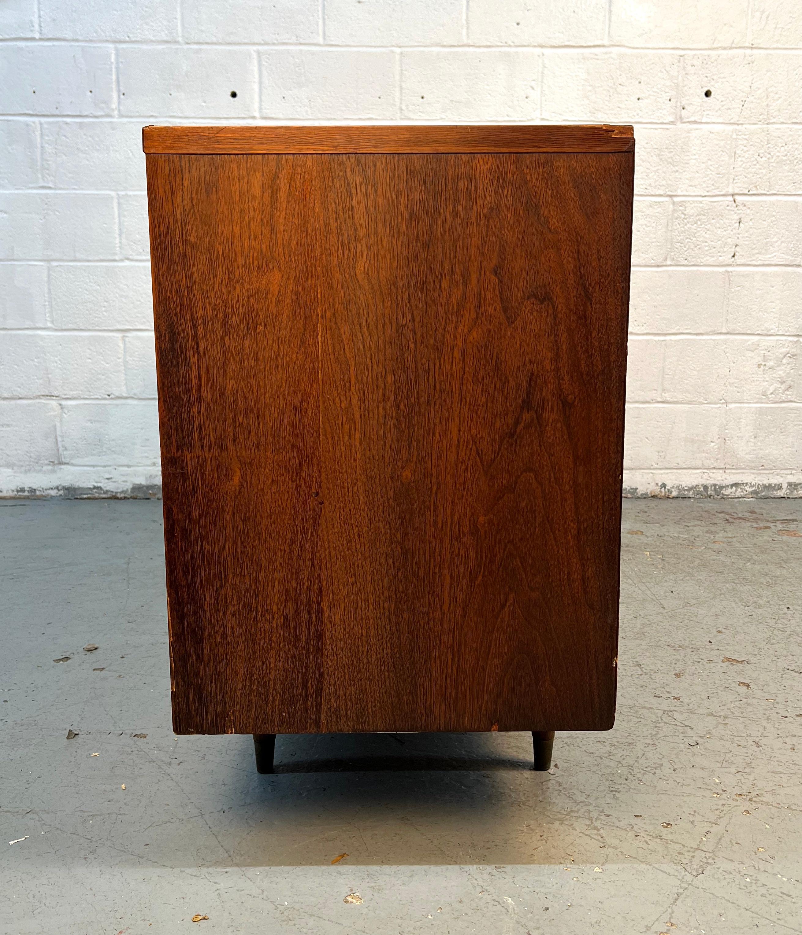 Bellissimo comò in noce di metà secolo di John Stuarts in vendita 4