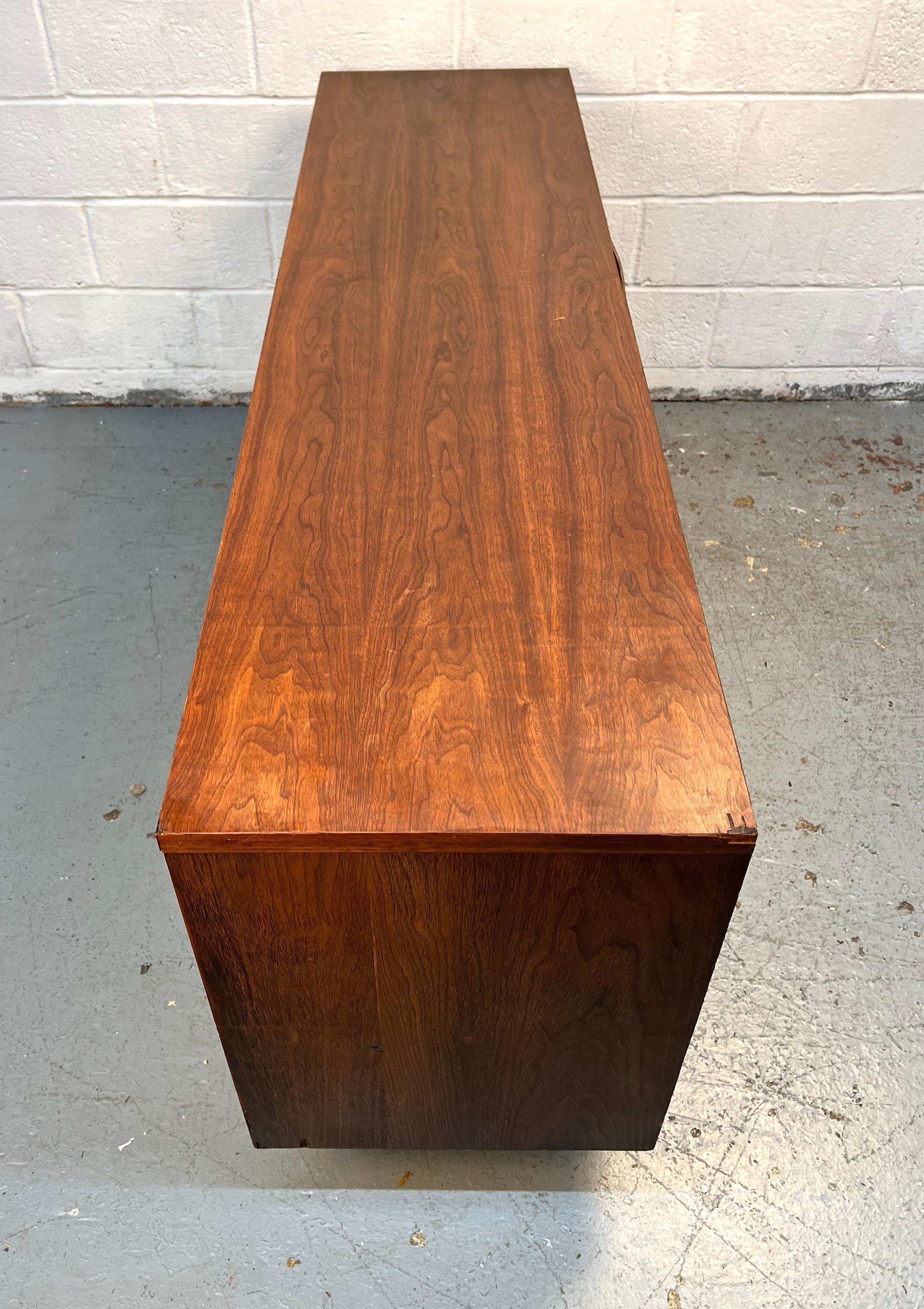 Bellissimo comò in noce di metà secolo di John Stuarts in vendita 5