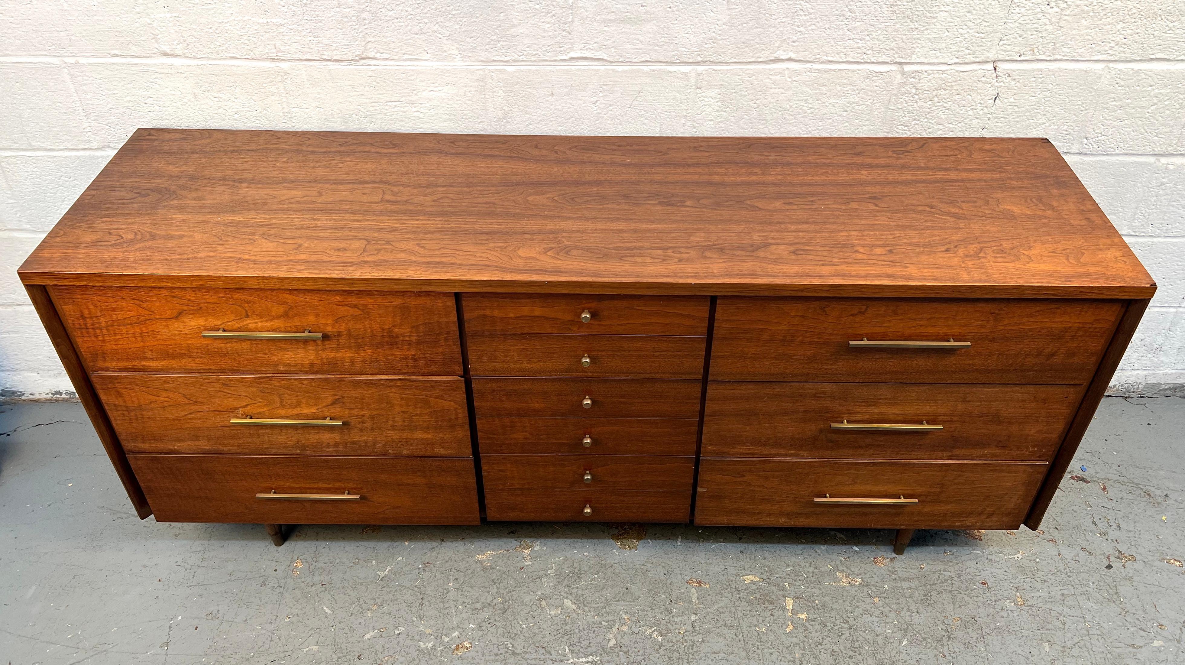 Mid-Century moderno Bellissimo comò in noce di metà secolo di John Stuarts in vendita