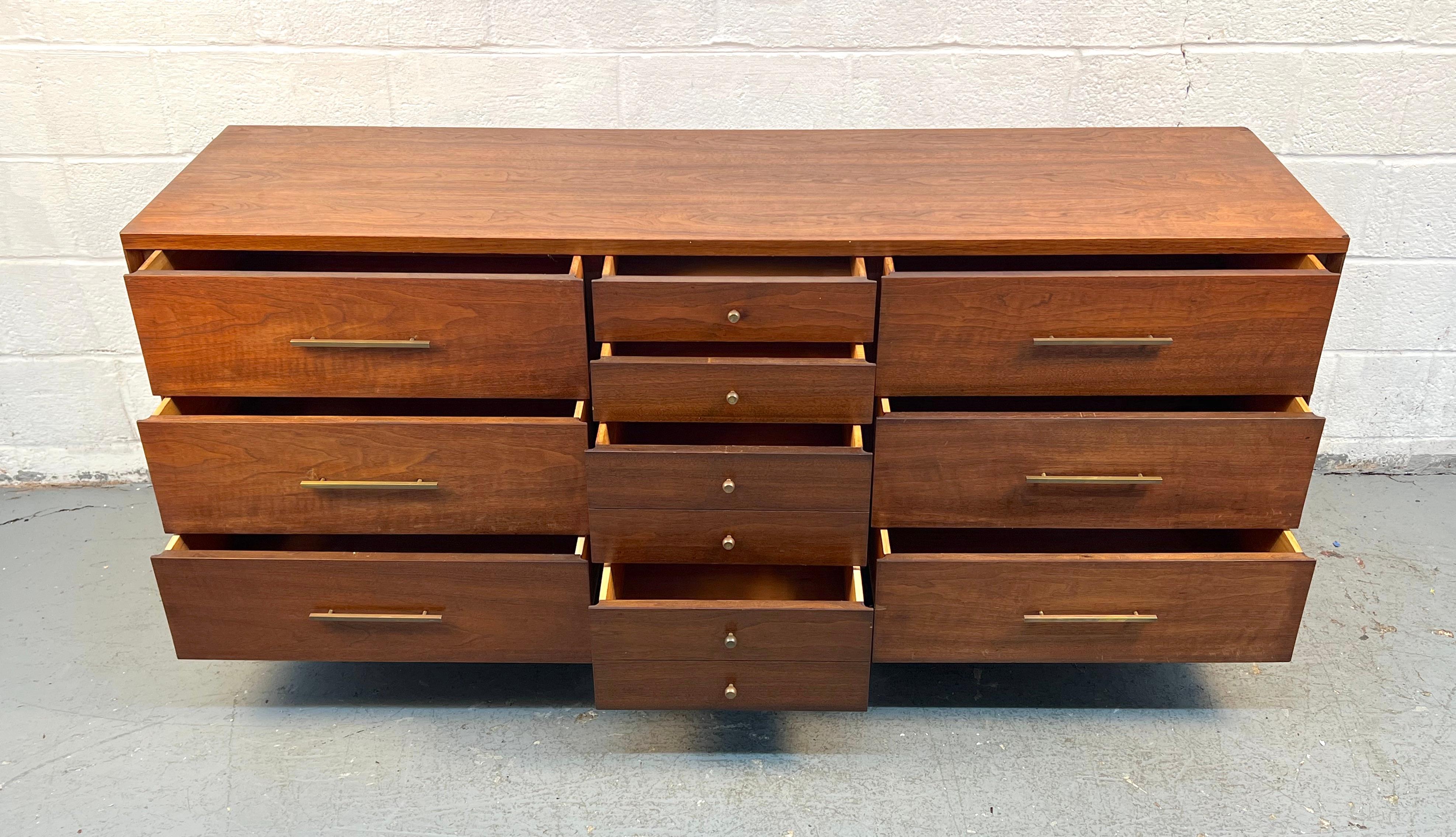 Bellissimo comò in noce di metà secolo di John Stuarts In condizioni buone in vendita a Brooklyn, NY