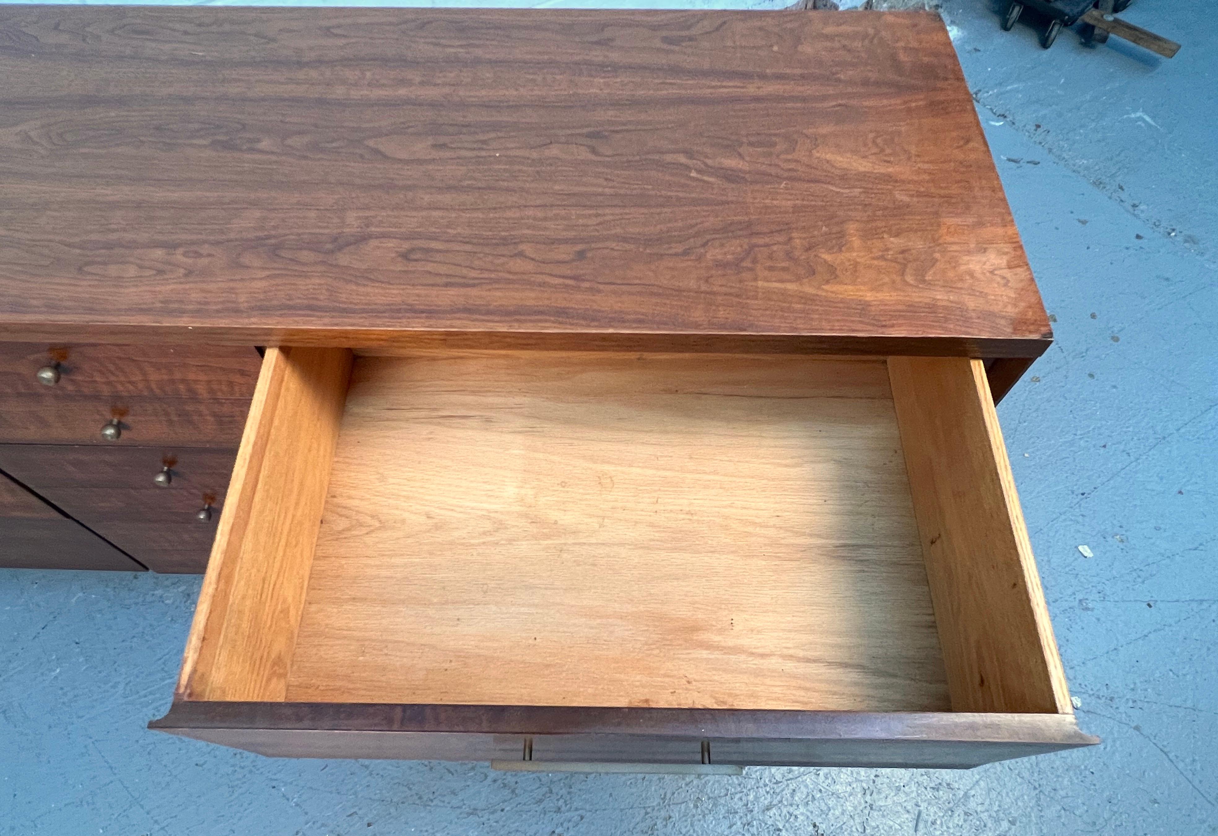 XX secolo Bellissimo comò in noce di metà secolo di John Stuarts in vendita