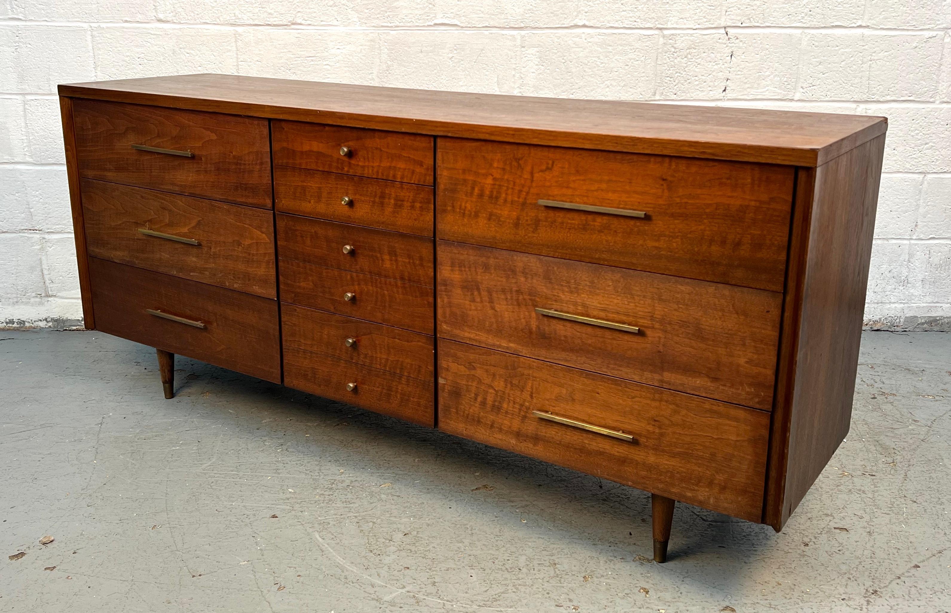 Bellissimo comò in noce di metà secolo di John Stuarts in vendita 1