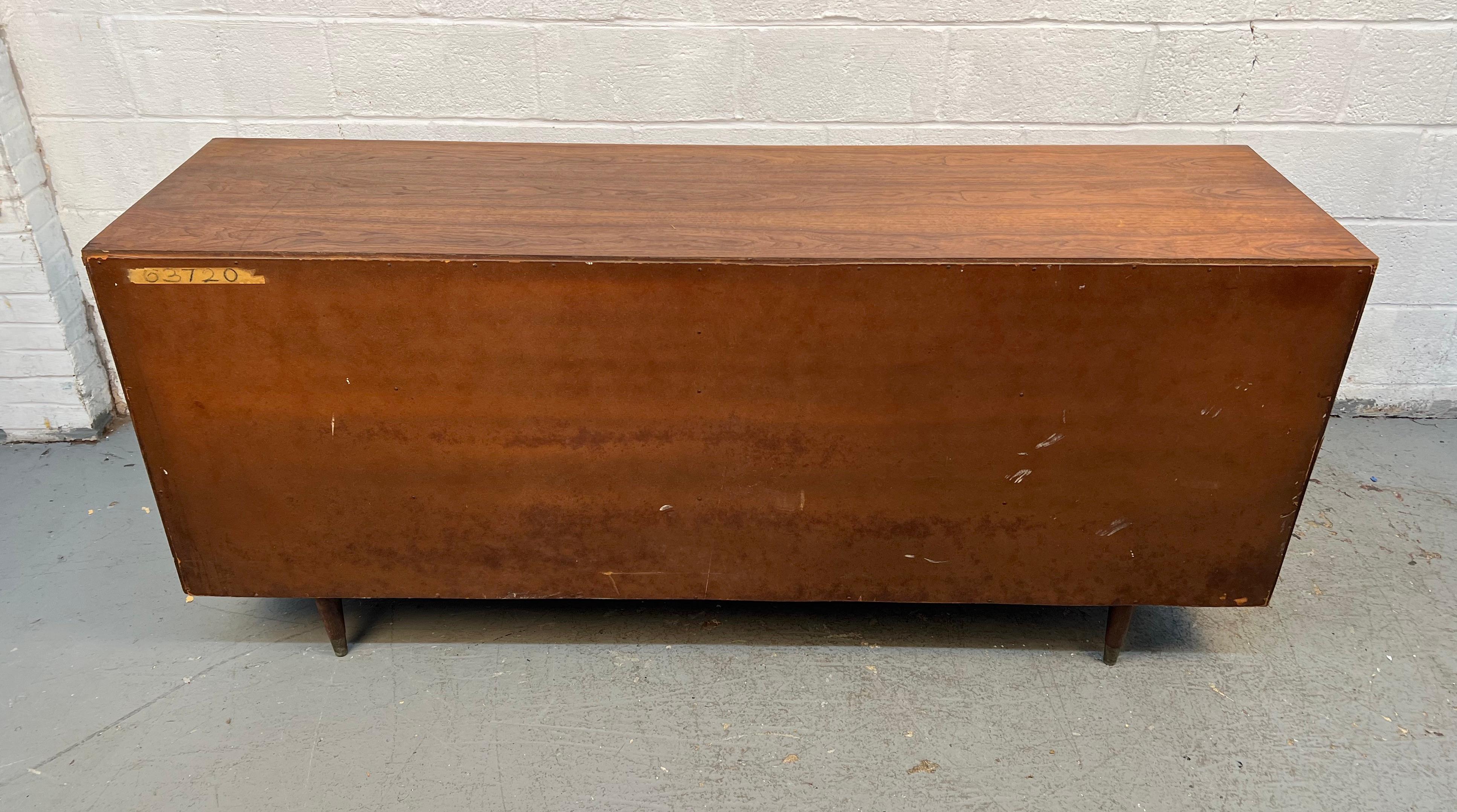 Bellissimo comò in noce di metà secolo di John Stuarts in vendita 2