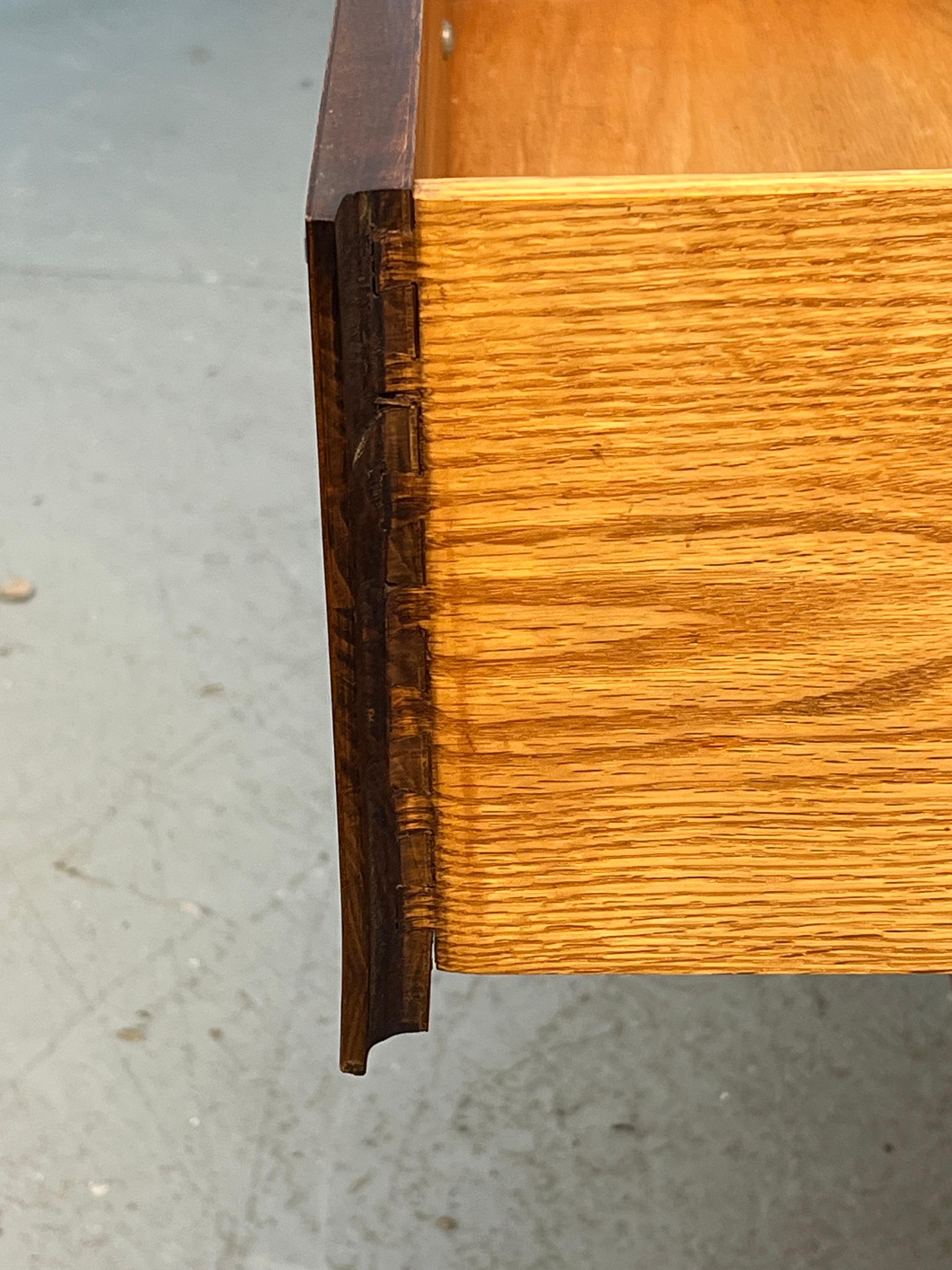 Bellissimo comò in noce di metà secolo di John Stuarts in vendita 3