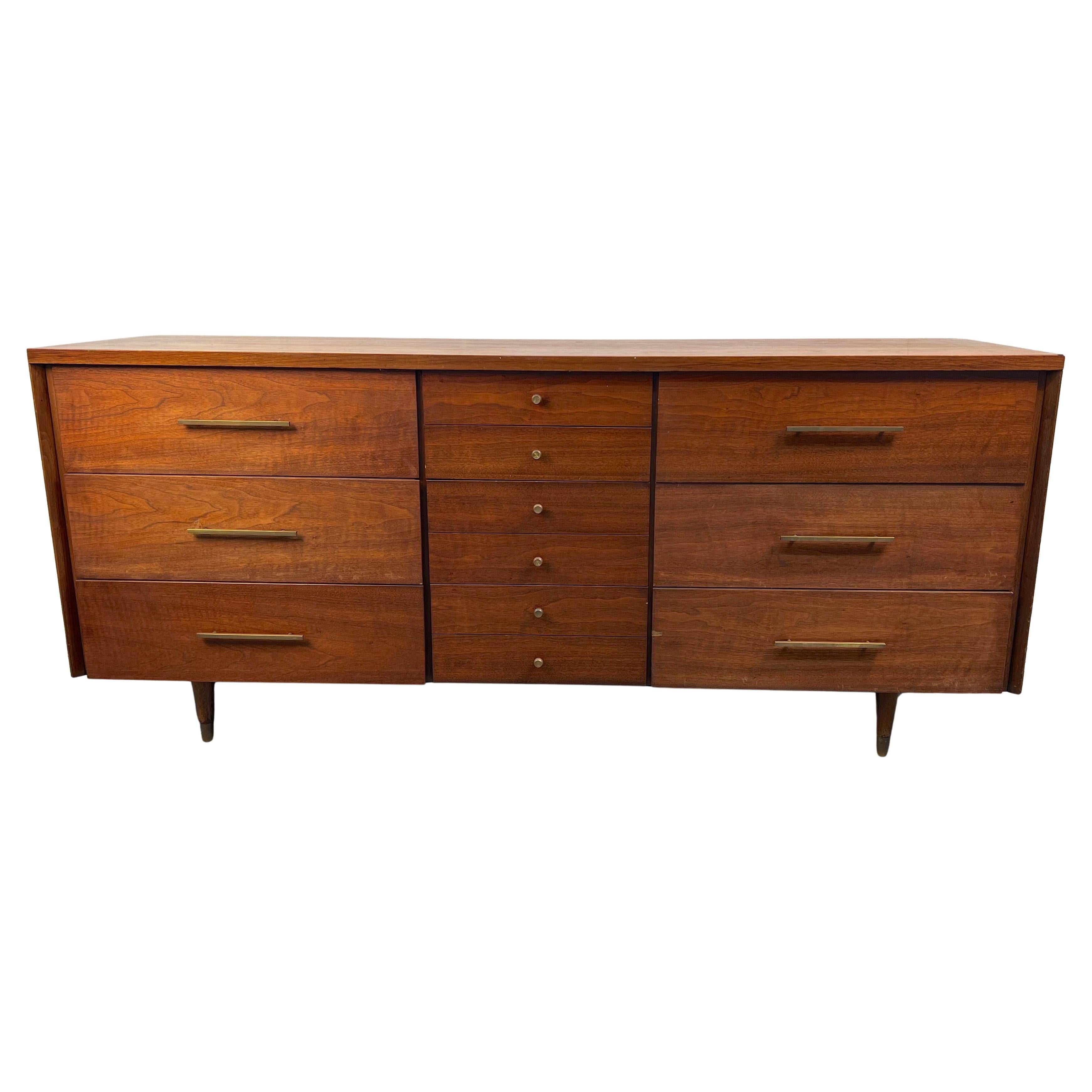 Bellissimo comò in noce di metà secolo di John Stuarts