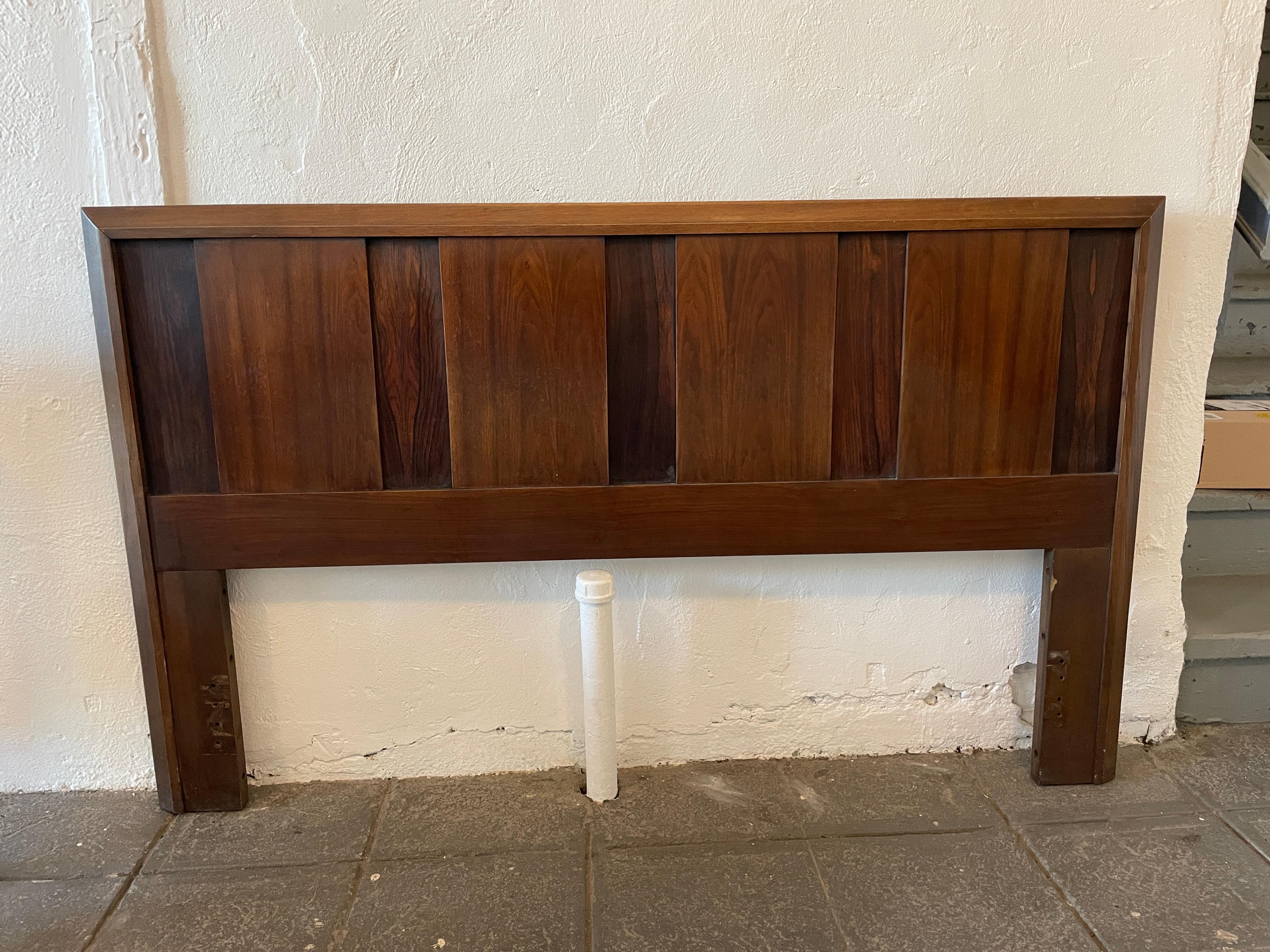Beautiful mid-century queen headboard made in usa in wonderful condition. Really nice walnut grain wood headboard with wood details. Fits a queen sized mattress. Bed headboard only no metal bed frame. Easily mounts to all bed frames.

Measures: 60