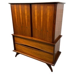 Bellissimo comò alto in noce in stile Mid-Century con dettagli in ottone