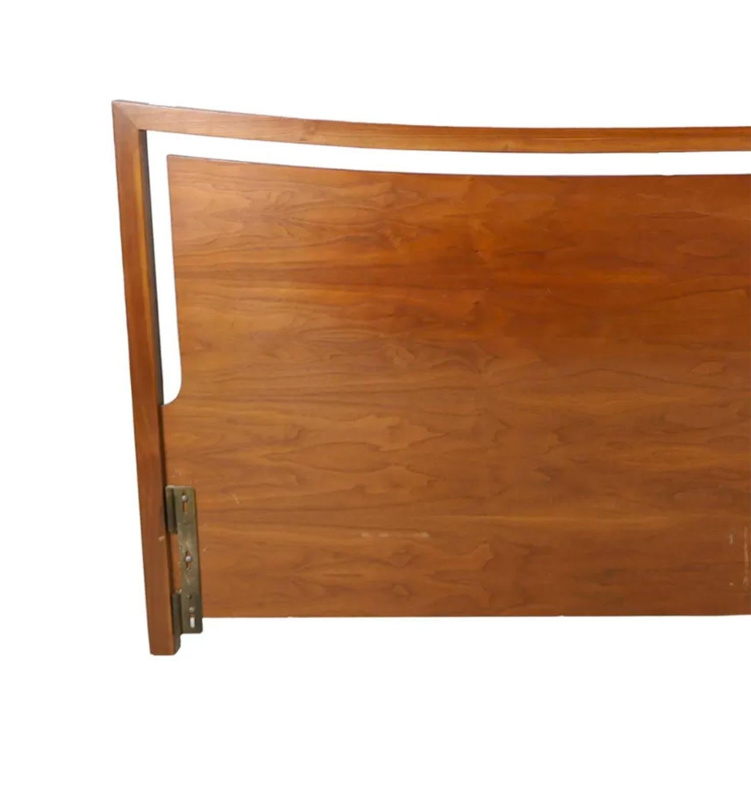 Magnifique tête de lit King américaine du milieu du siècle en excellent état vintage avec un design en corne incurvé. finement travaillée. Convient à un matelas de taille King. Tête de lit uniquement NO metal bed Frame. Se monte facilement sur tous