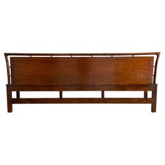 Precioso cabecero de cama King de nogal de mediados de siglo