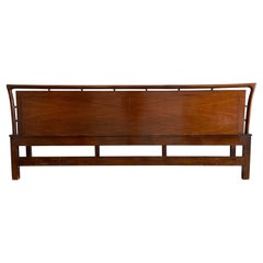 Precioso cabecero de cama King de nogal de mediados de siglo