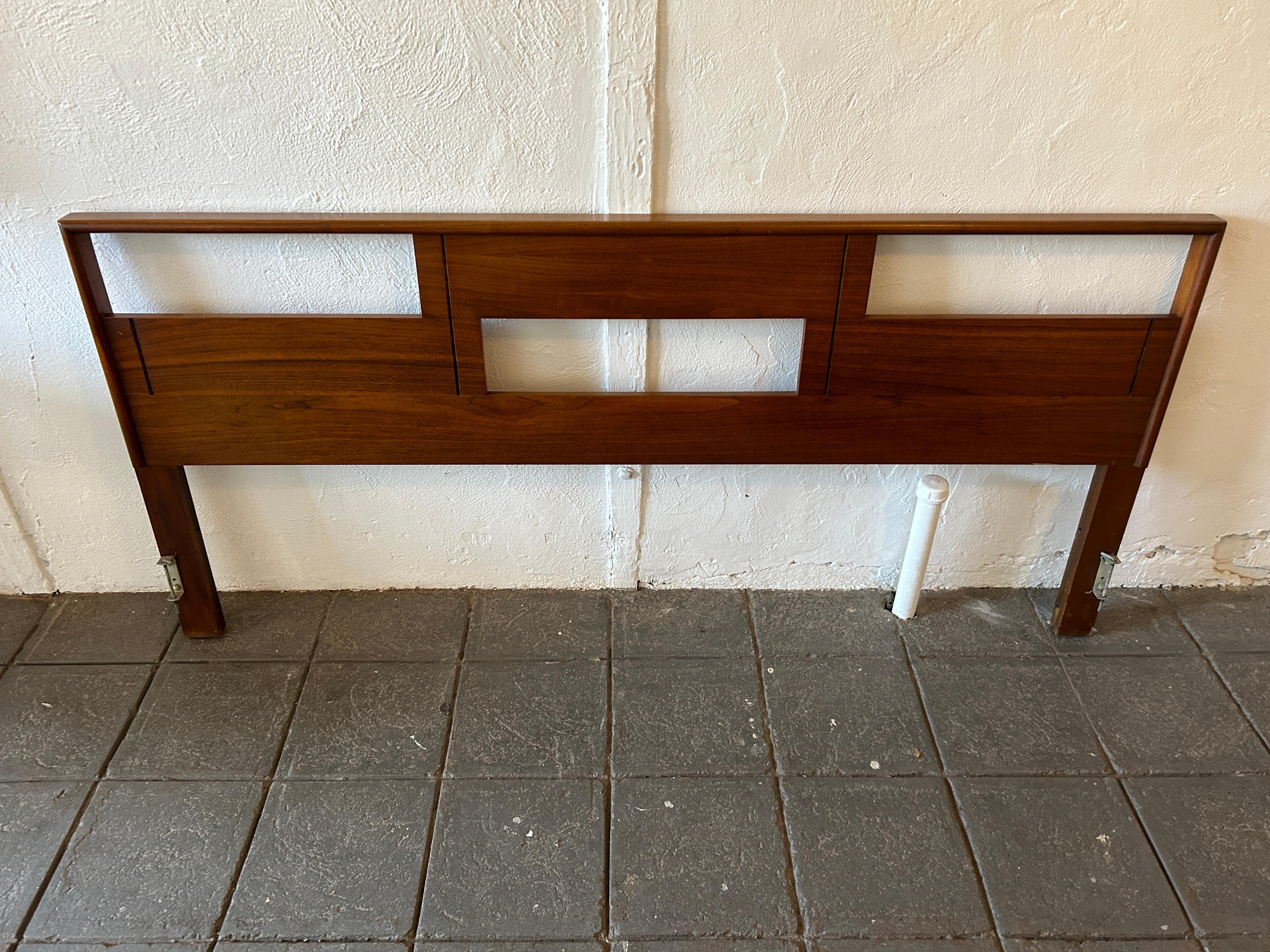 Beautiful American mid-century King bed headboard in excellent vintage condition with geometric Design. finely crafted. Fits a King sized mattress. Bed Headboard only NO metal bed Frame. Easily mounts to all bed frames. Numbered on back.

Measures: