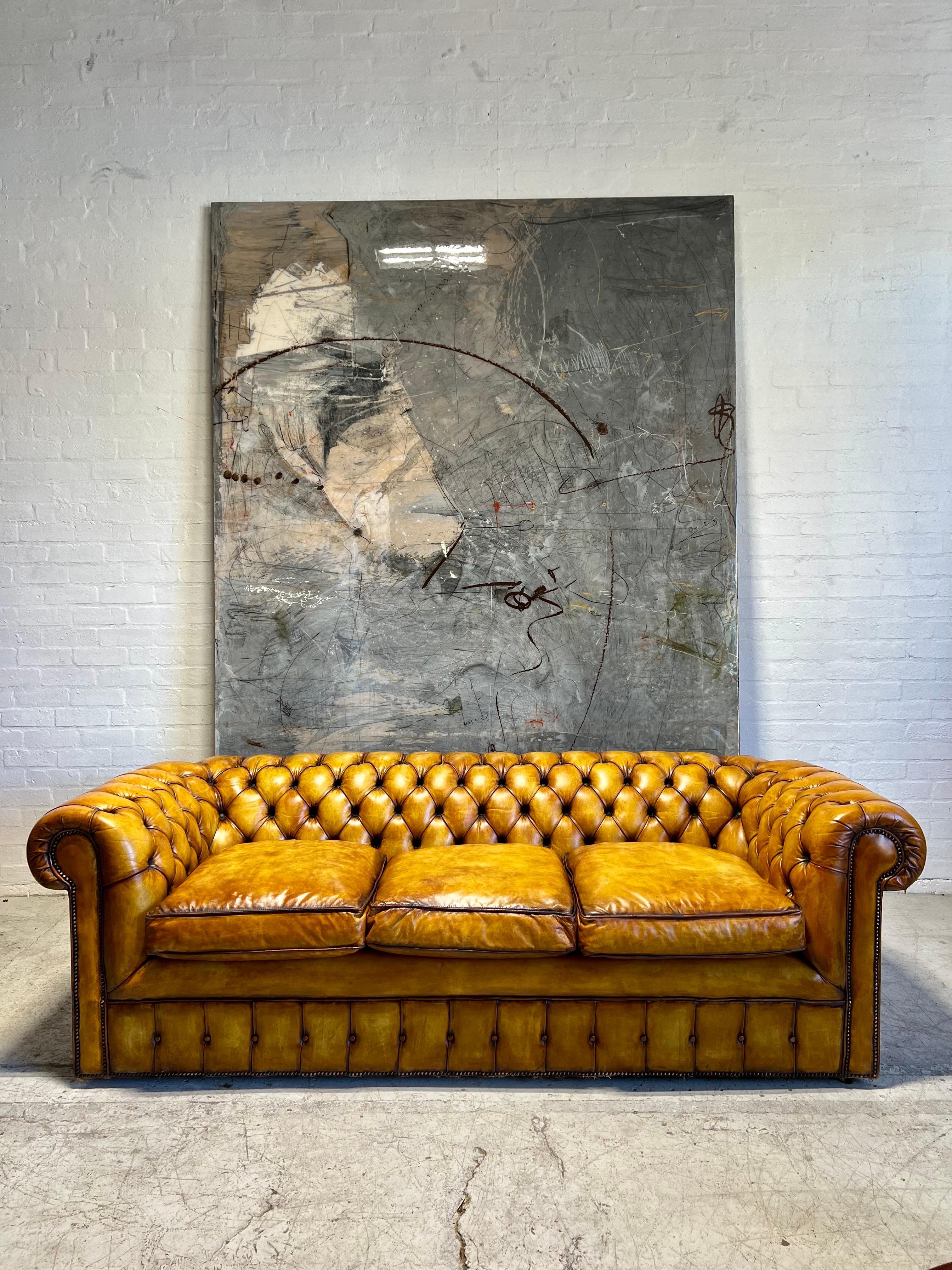 Schönes MidC Leder Chesterfield Sofa in handgefärbtem Golden Tans (Britisch) im Angebot