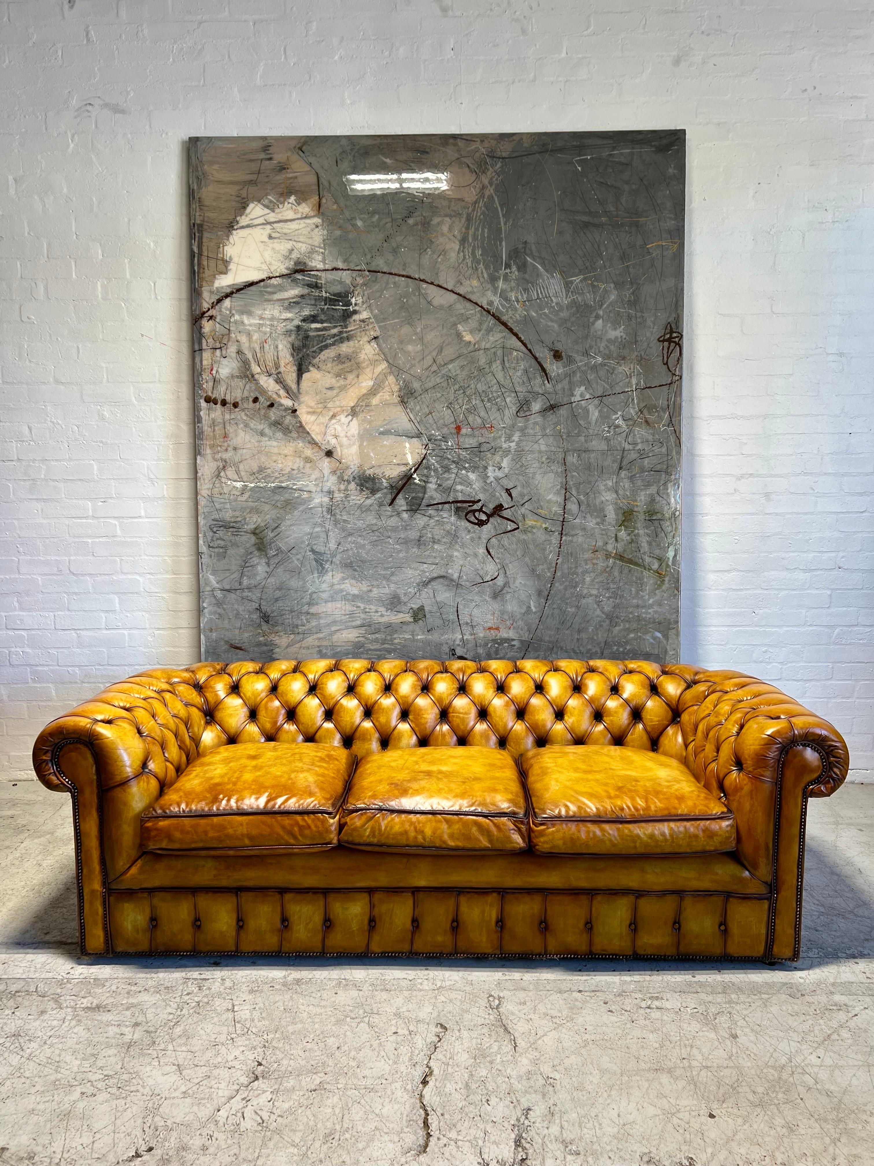 Schönes MidC Leder Chesterfield Sofa in handgefärbtem Golden Tans im Zustand „Gut“ im Angebot in London, GB