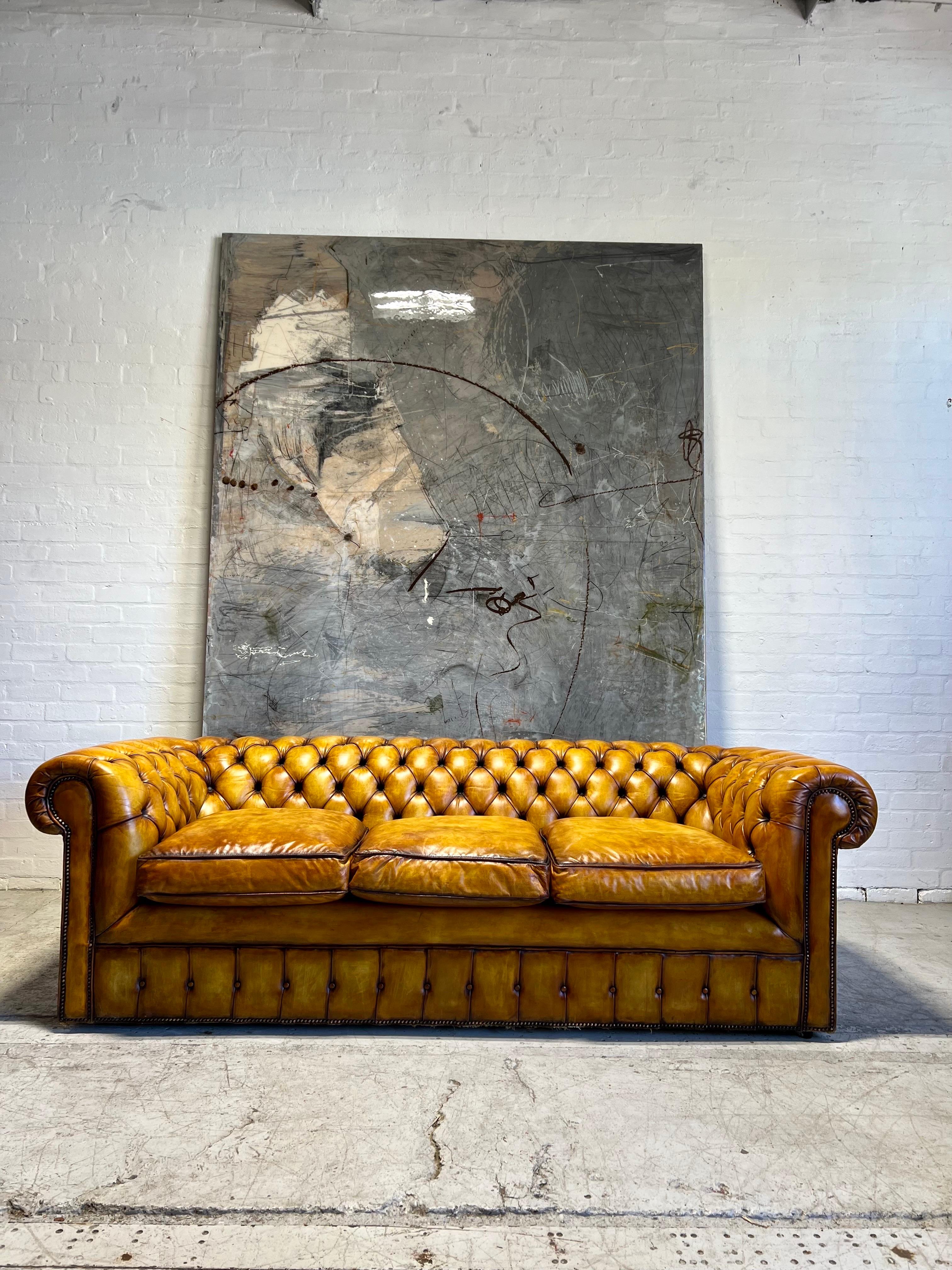 Beautiful Mid-C Leather Chesterfield Sofa in Hand Dyed Golden Tans In Good Condition For Sale In London, GB