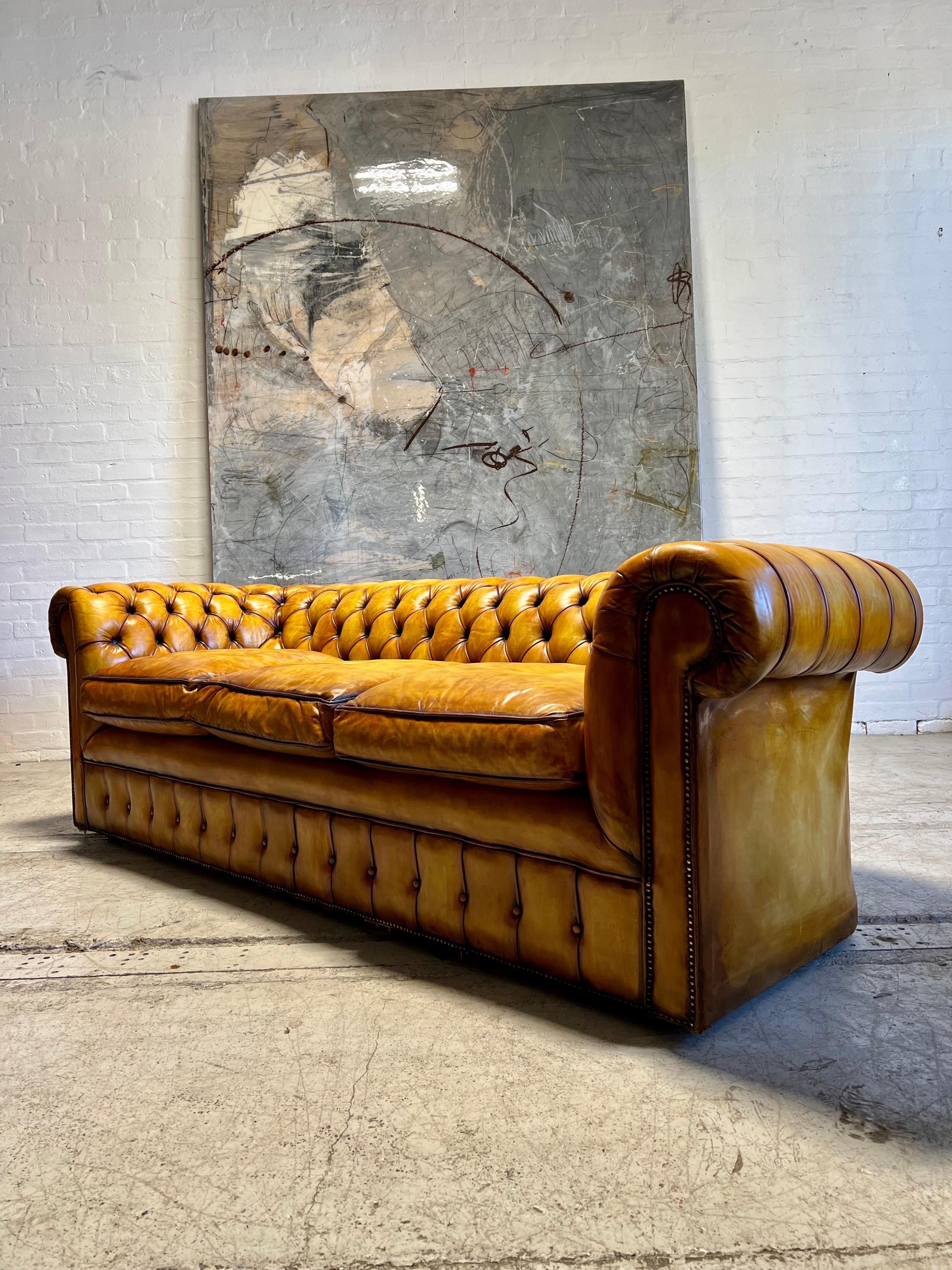 Beautiful Mid-C Leather Chesterfield Sofa in Hand Dyed Golden Tans For Sale 3