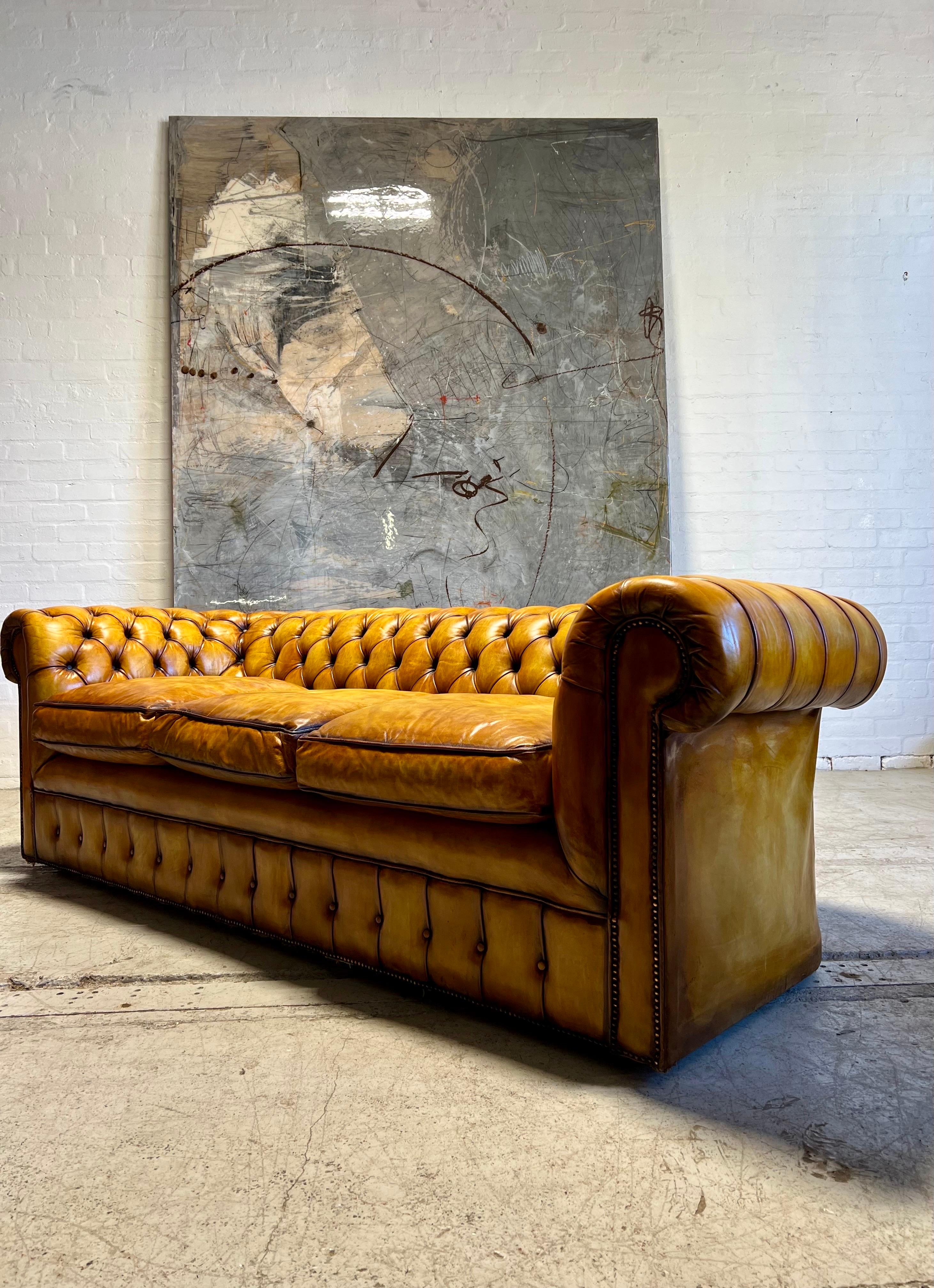 Schönes MidC Leder Chesterfield Sofa in handgefärbtem Golden Tans im Angebot 4