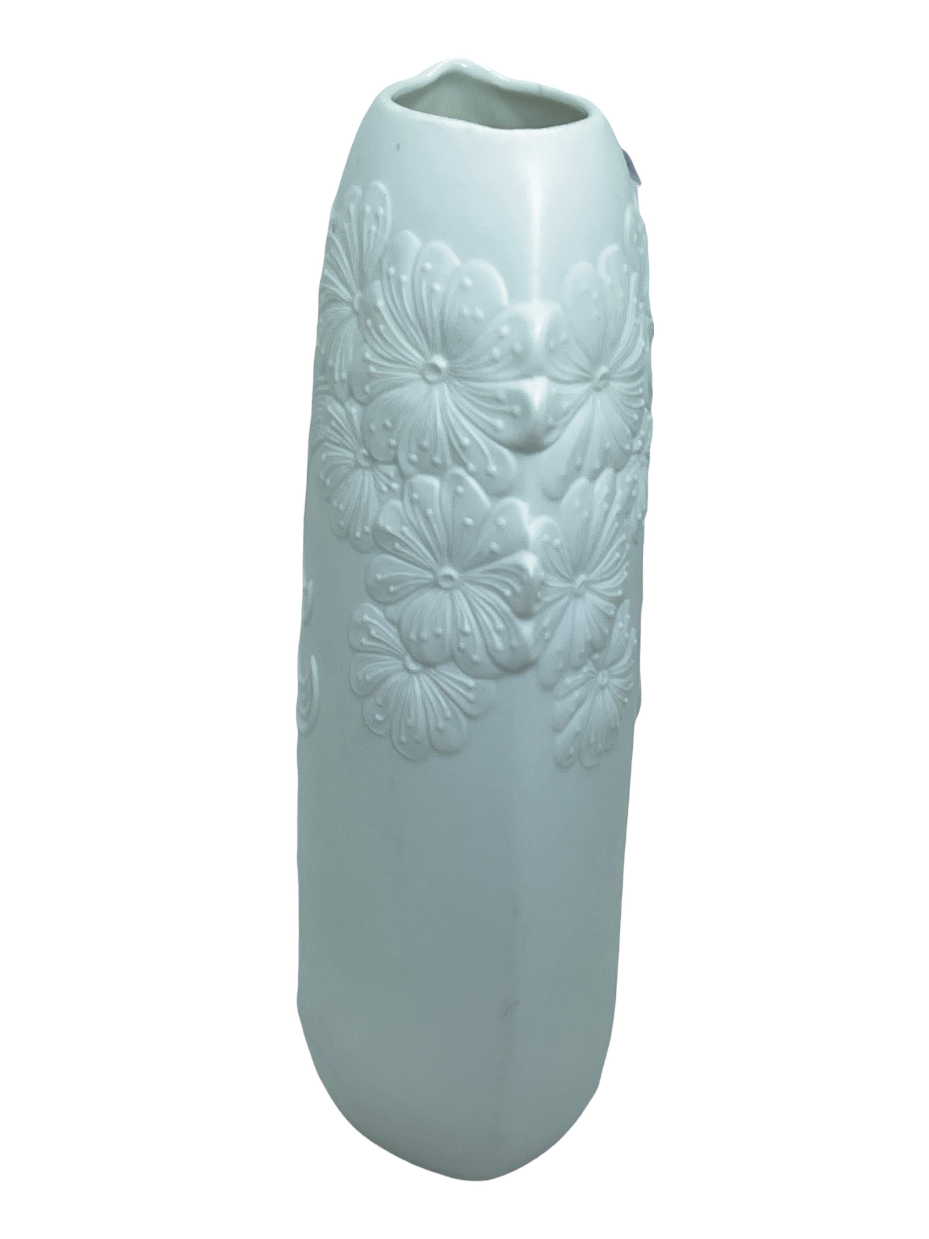 Eine erstaunliche Biskuit-Porzellan Mitte des Jahrhunderts Studio Kunst Keramik Vase in Deutschland gemacht, von Kaiser Porzellan, signiert M. Frey, ca. 1970er Jahre. Die Vase ist in sehr gutem Zustand, ohne Chips, Risse oder Flohbisse. Signiert mit