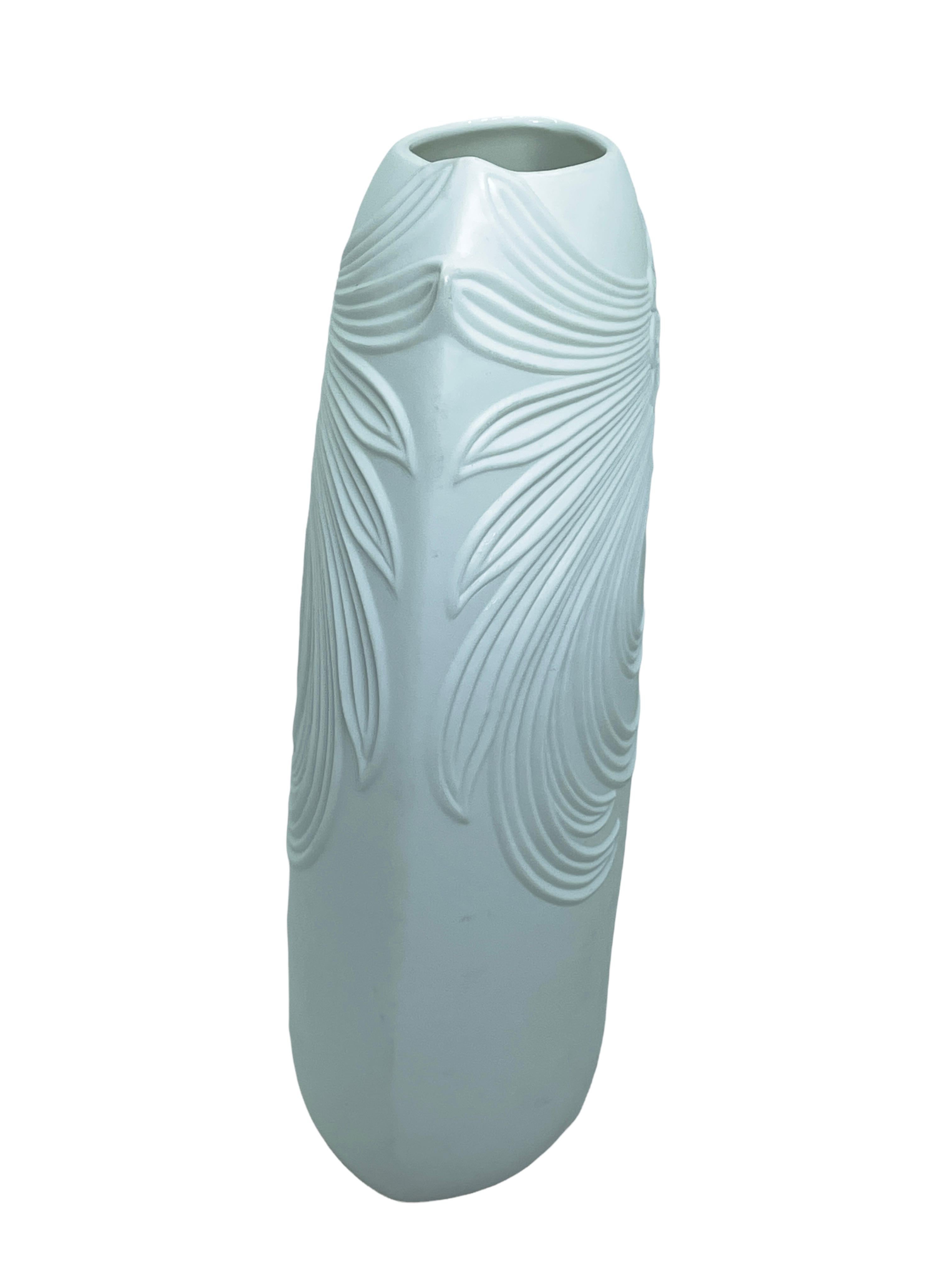 Tedesco Bellissimo vaso in bisquit del Medioevo di Kaiser Porcelain, Germania, anni '70 in vendita