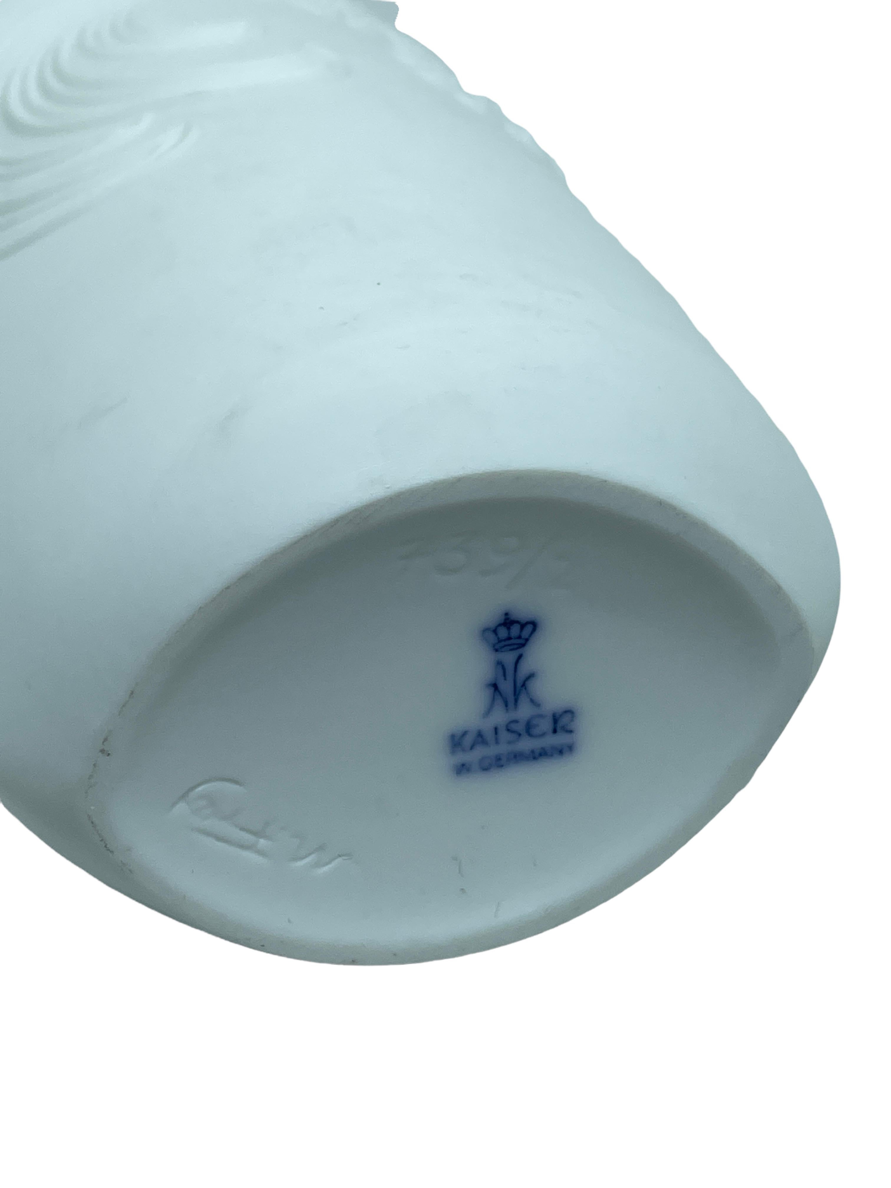 Bellissimo vaso in bisquit del Medioevo di Kaiser Porcelain, Germania, anni '70 In condizioni buone in vendita a Nuernberg, DE