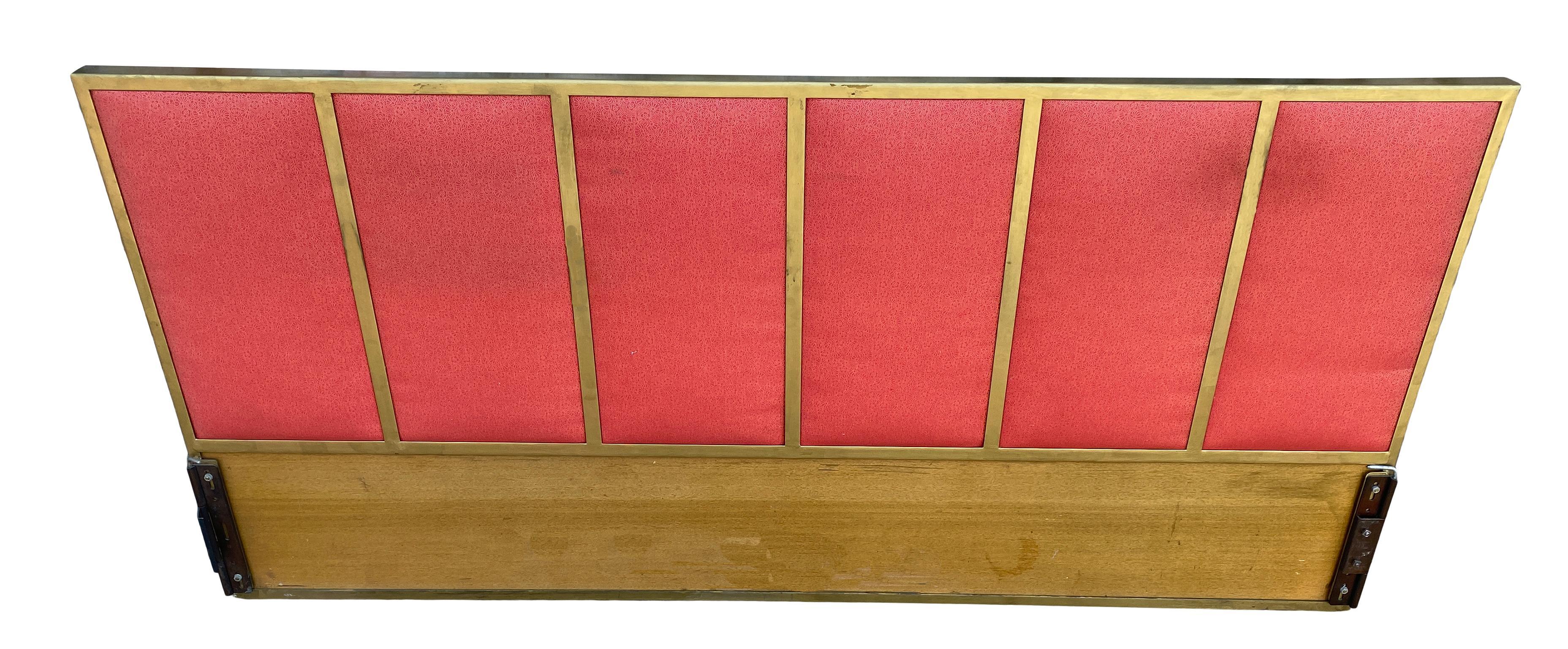 Magnifique tête de lit Paul McCobb for Calvin Furniture en très bon état. Très belle finition avec un cadre en laiton et des détails de tapisserie rouge. Convient à un matelas de taille King. Tête de lit uniquement, pas de cadre de lit. Se monte