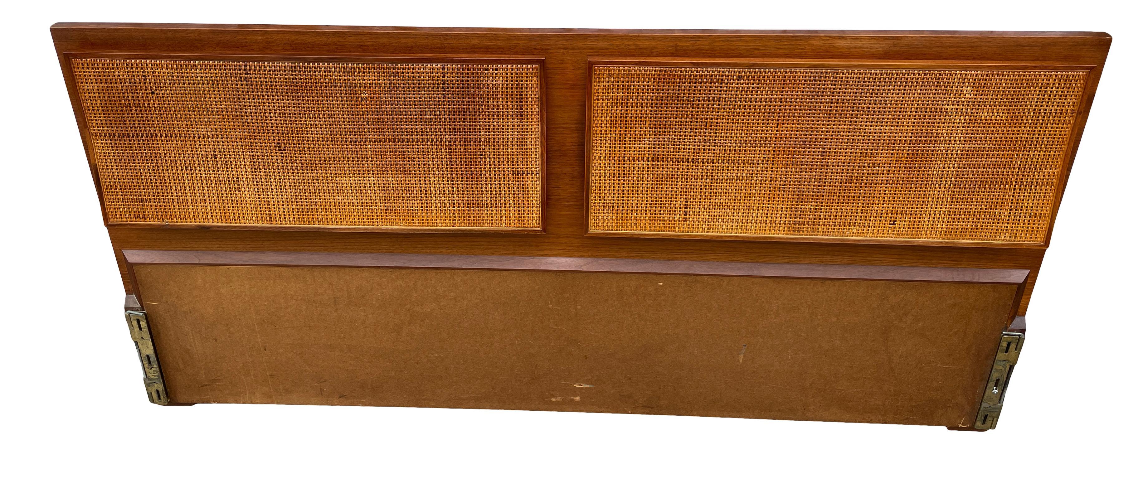 Magnifique tête de lit Paul McCobb pour Calvin Furniture #7703 en magnifique condition vintage cane montre la patine. Finement travaillée avec des détails en laiton. Convient à un matelas de taille King. Tête de lit uniquement, pas de lit en métal