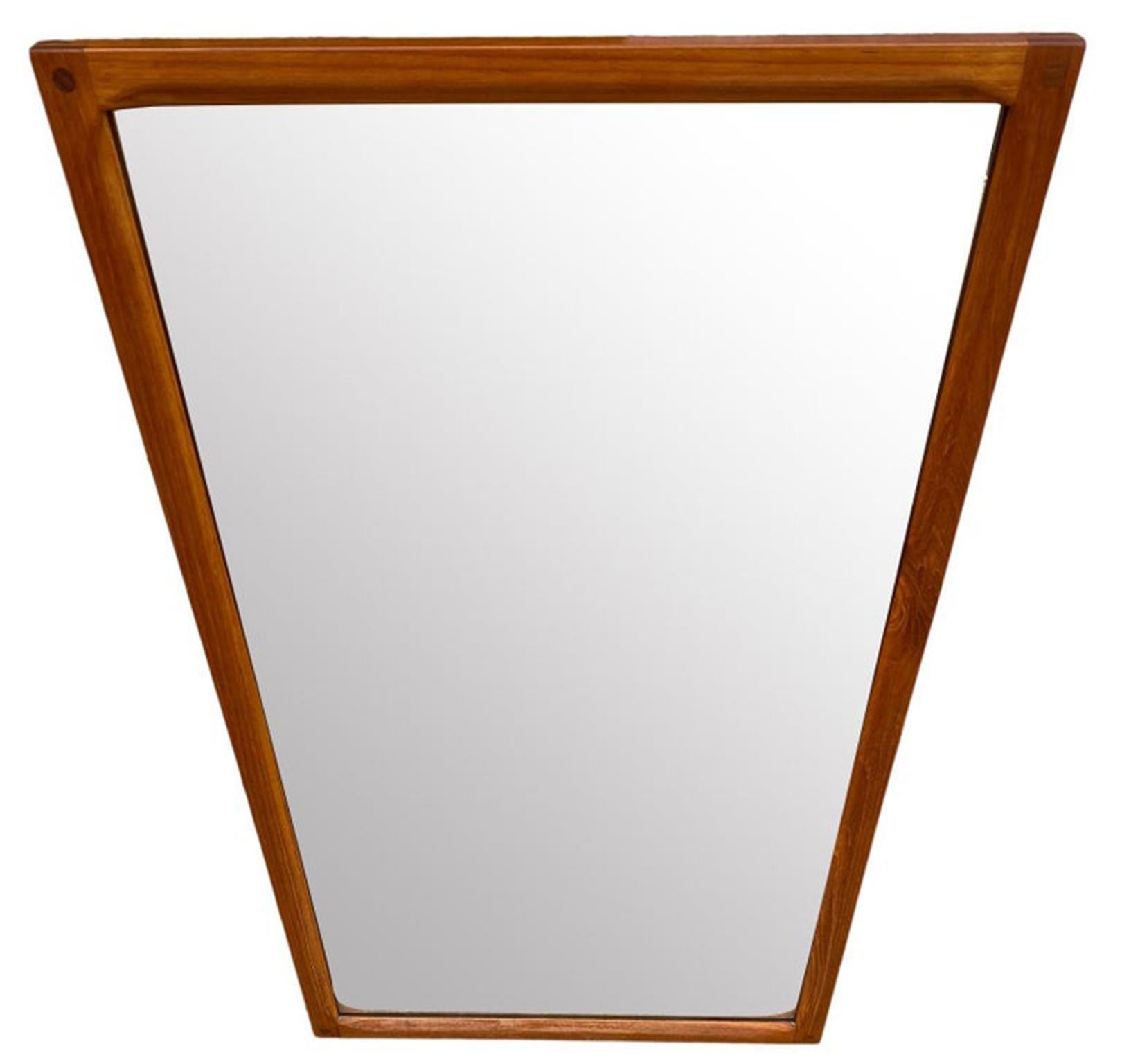 Splendido specchio scandinavo danese moderno in teak. Il design è molto intricato, con una falegnameria stretta che presenta un inserto circolare all'interno della cornice. Progettato da Kai Kristiansen e prodotto da Aksel Kjersgaard. Sembra nuovo